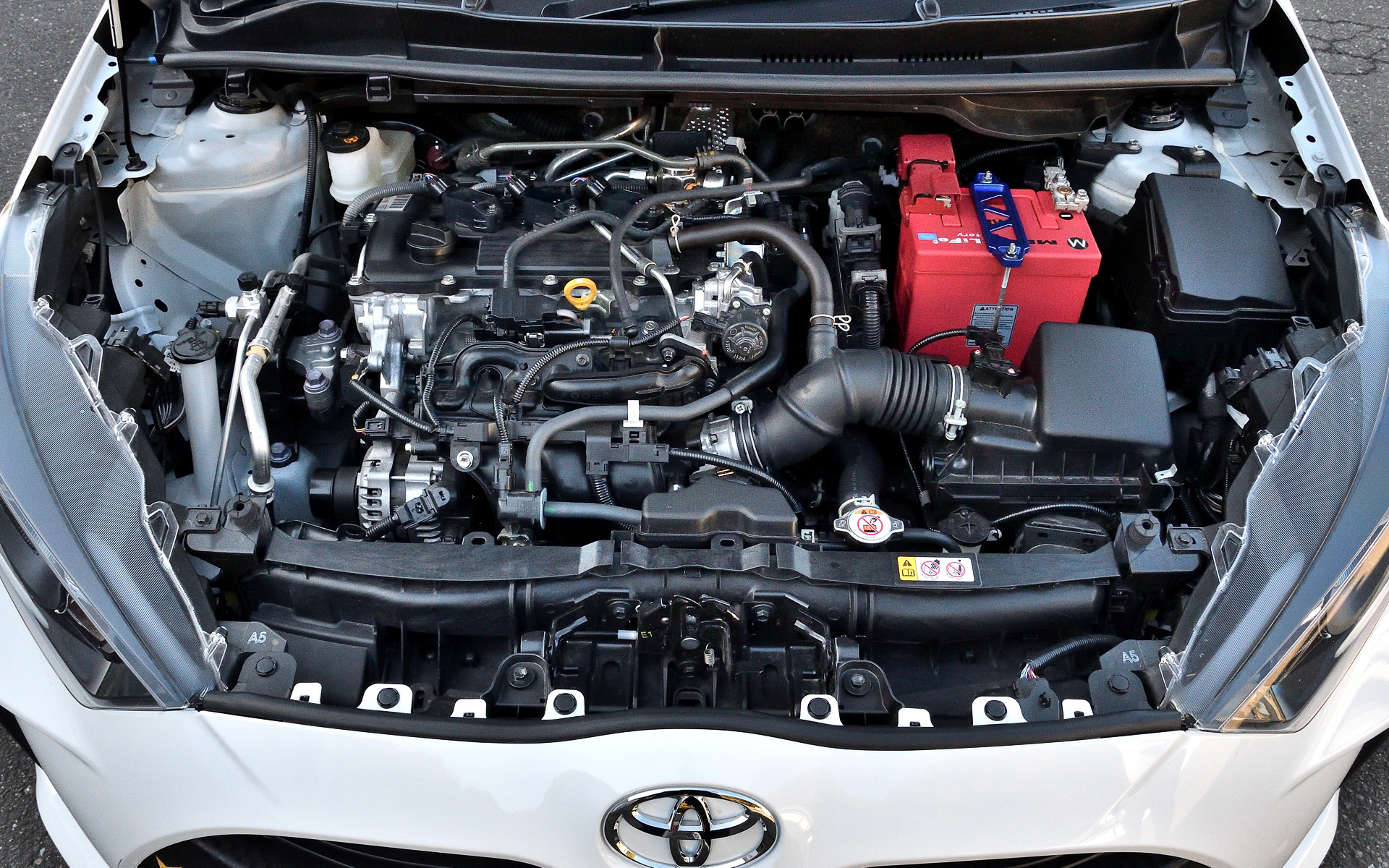 こちらのヤリスはXグレードで、「手軽にスポーツ走行を楽しむ」をコンセプトとしたモデル。手に入れやすい価格、1t切りの軽い車体、120PSの動力性能が武器で、全日本戦でも勝利を狙えるレベルのジムカーナ仕様をベースに今回の試乗会向けに仕上げたという。アイテムとしては軽量フライホイール（最終試作品）、サスペンションキット、フルバケットシート、6点式シートベルトなどを装着