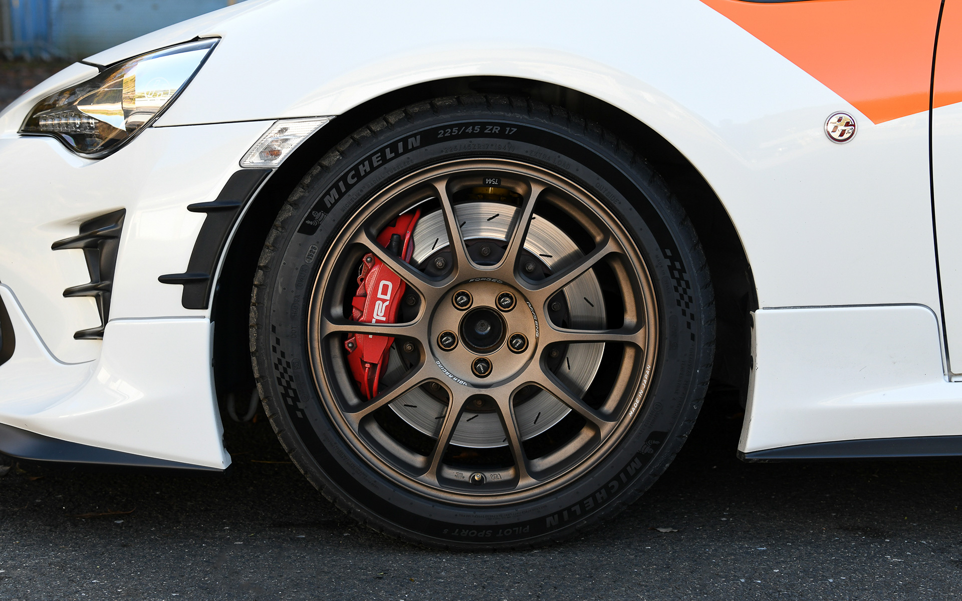 こちらの86（ZN6）はTRDがあえてFRスポーツ車の楽しさを再確認してもらうため、数あるTRDパーツの中から厳選したものだけを装着した。いわば手ごろになってきた初代86の中古車をベースにカスタムを楽しんでもらうための手本となるモデル。エアロパーツをはじめハイレスポンスマフラー、サスペンションキット、機械式LSD、モノブロックブレーキキット、ブレース＆タワーバー、フルバケットシート、6点式シートベルトなどをセットする