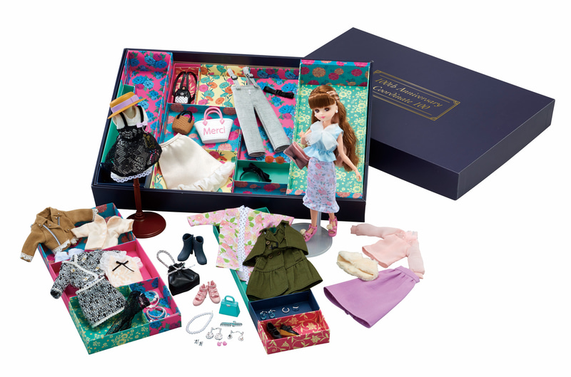 タカラトミー 2024年100周年記念セット 人形付き　リカちゃん　トミカ　美品 タカラトミー創業100周年、金色の「トミカ」など100周年記念商品