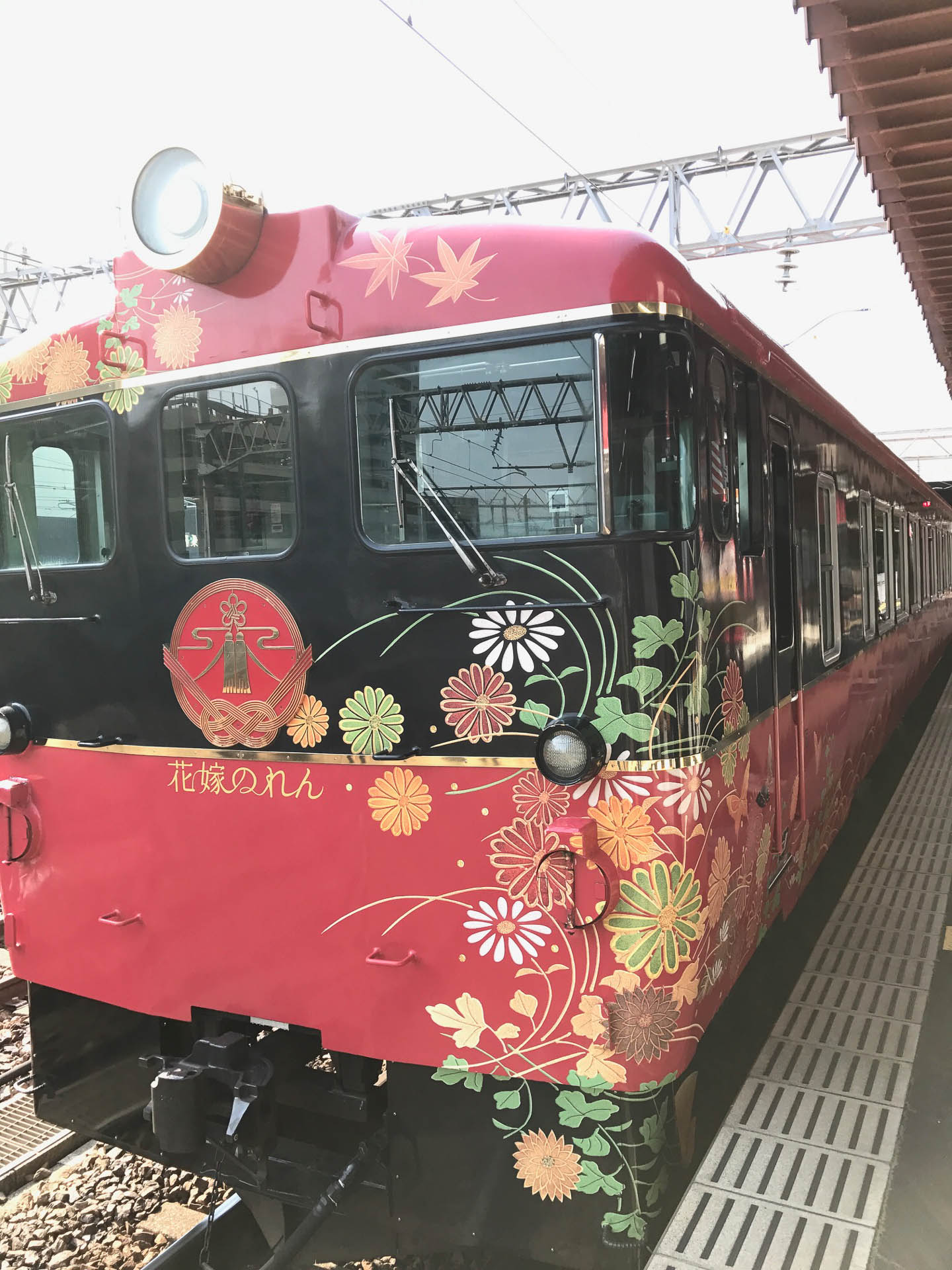 金沢～和倉温泉を走る観光列車「花嫁のれん号」。輪島塗のような艶やかな塗装と整えられたキャビンであっという間の時間だった