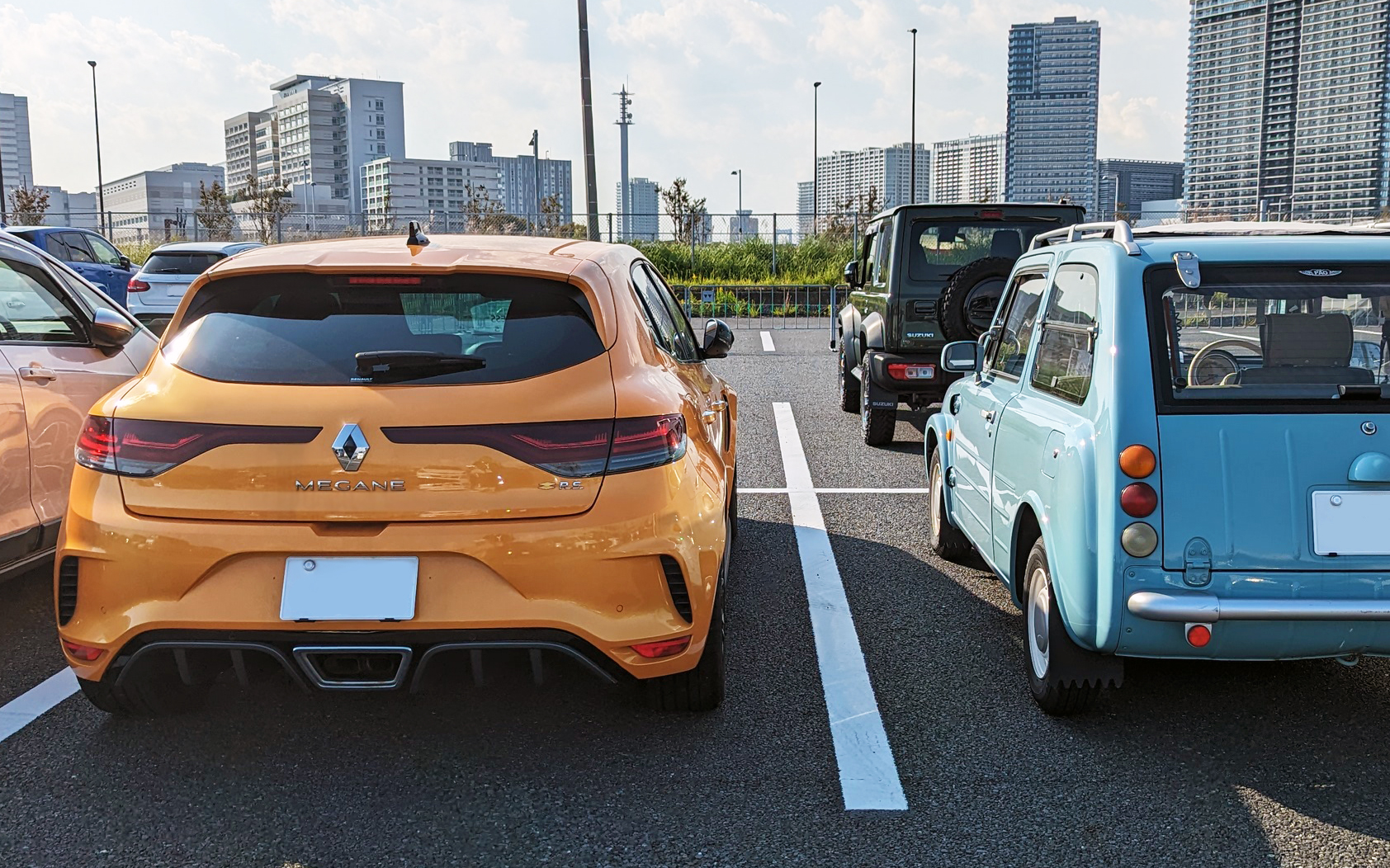 珍しいクルマが隣にいたので、つい……（笑）