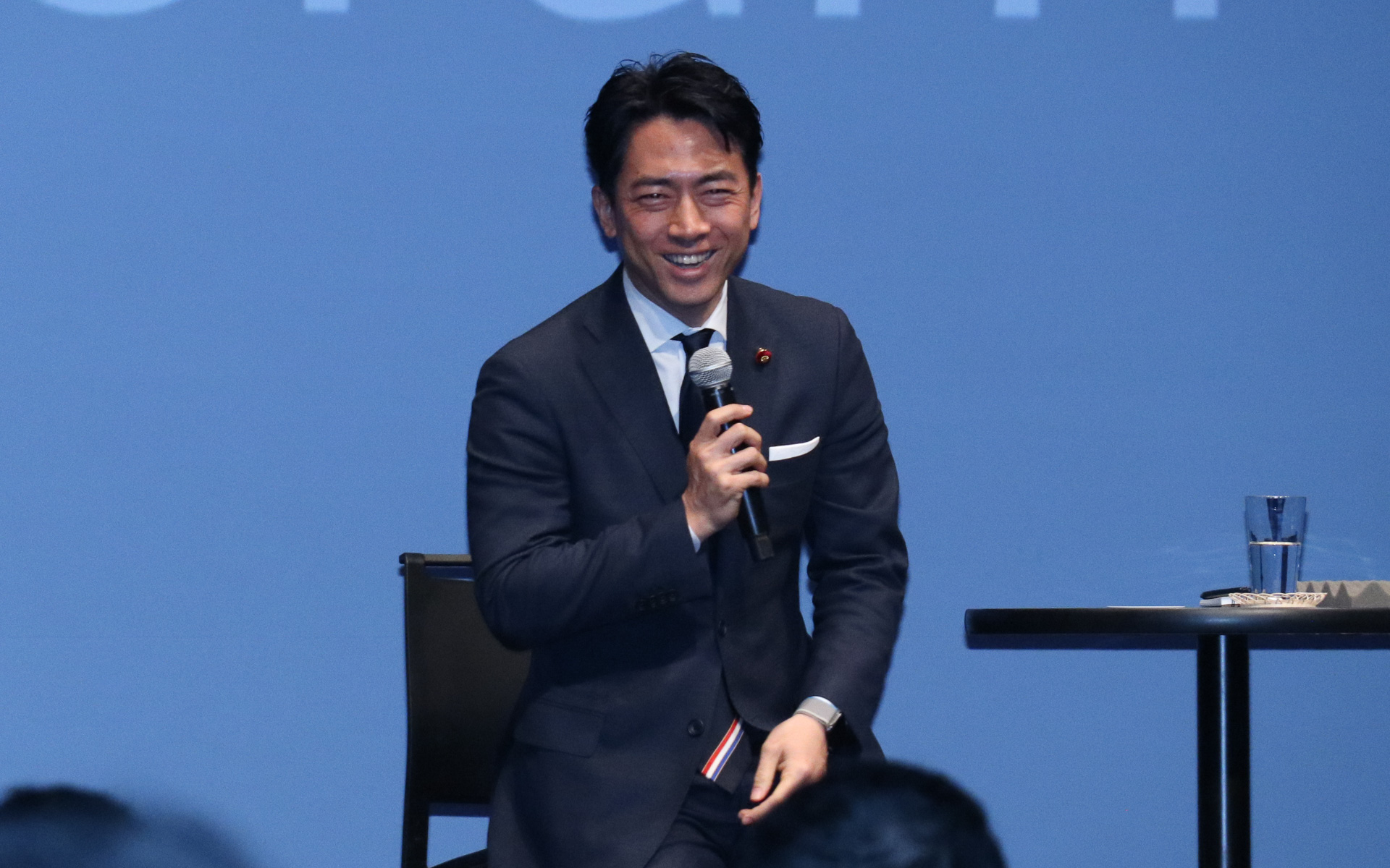 「電気自動車を普及させるためには乗ってもらうしかない。そのために、全国の自治体に1台ずつ電気自動車を配りましょう！」とパネルディスカッション中に発言した小泉進次郎議員