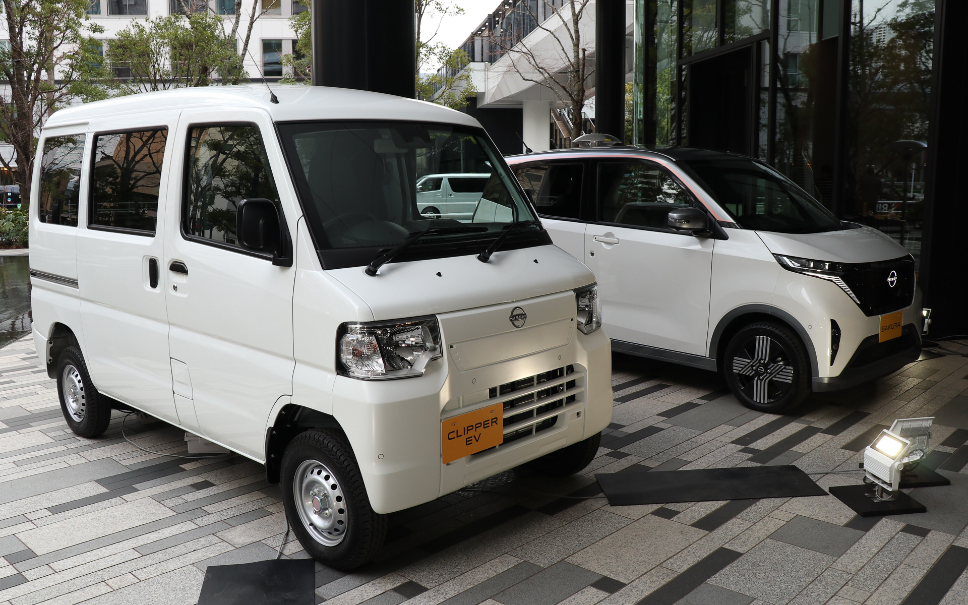 会場では日産のBEV（バッテリ電気自動車）4モデルを車両展示。なかでも発表されたばかりの「クリッパーEV」は注目度も高く、休憩時間などを利用して内外装を見学する人も多かった