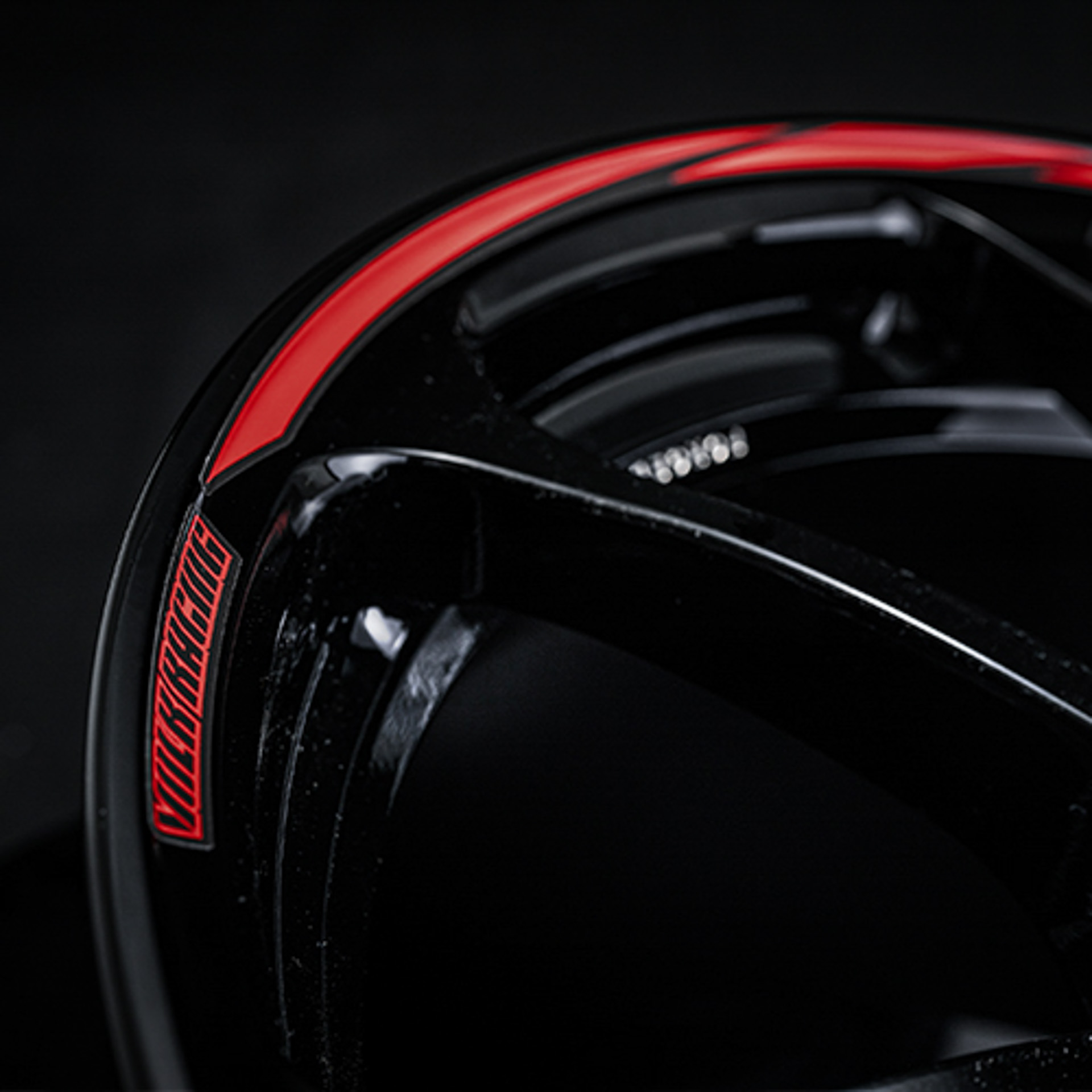 2種類のストロボデザインデカールを採用