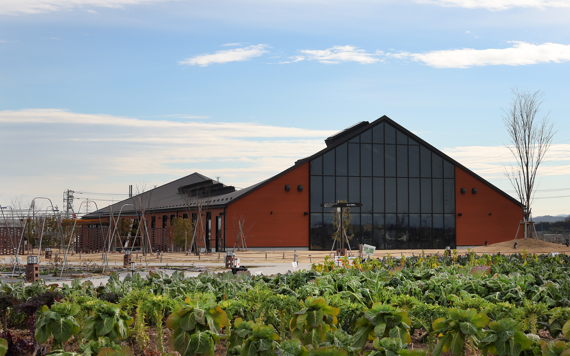 埼玉県深谷市花園114にある「深谷テラスパーク」は、隣接する「ヤサイな仲間たちファーム」共用で138台の無料駐車場を完備