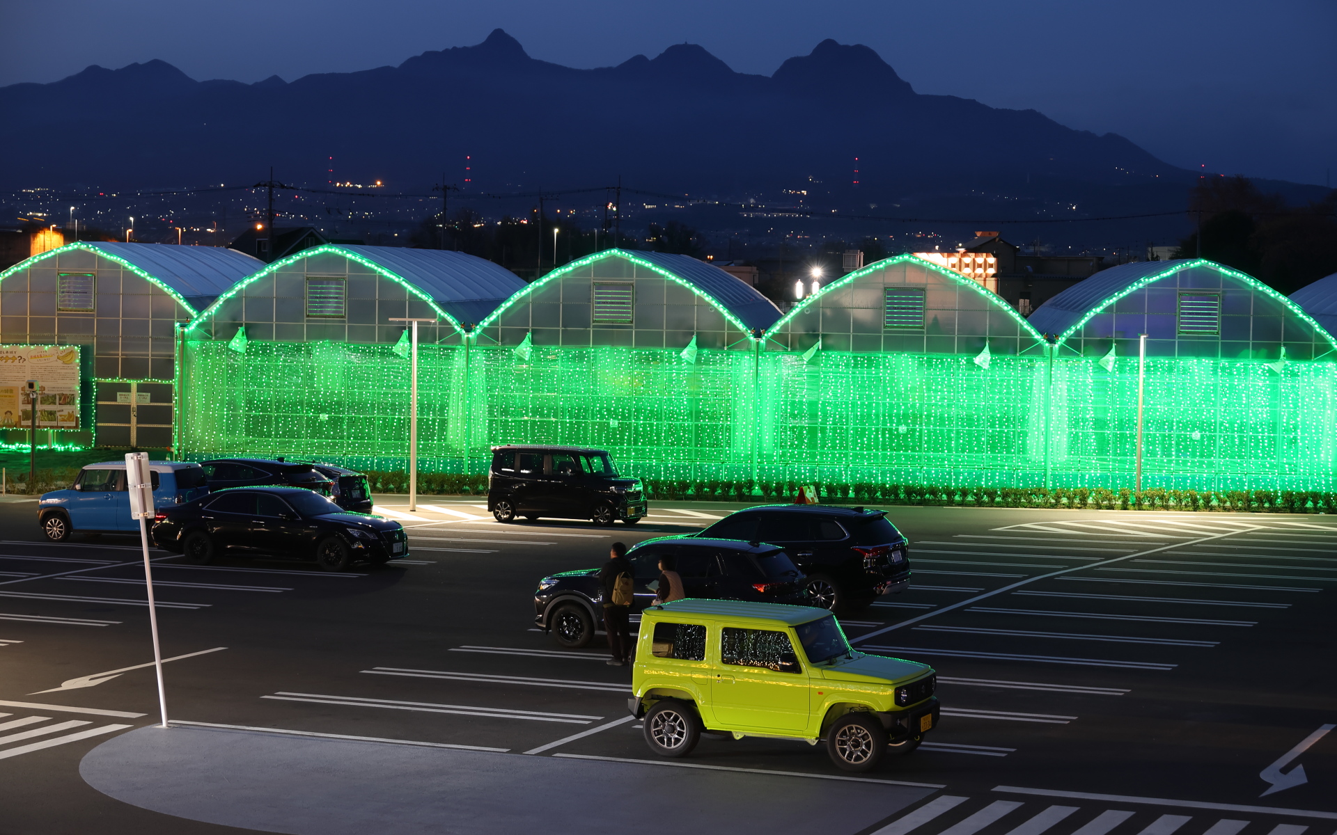 ジムニーの後ろはイルミネーションに彩られた前橋バナナのビニールハウス、そして背景は赤城山。楽しいお出かけでした