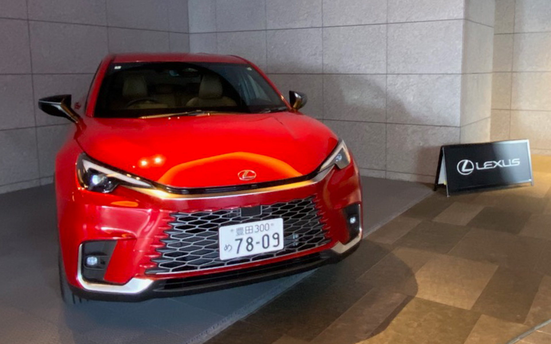 ボディサイズ的にはUXと似たような感覚のLBXですが、デザインはちょっとアバンギャルドでセクシーな印象を受けました。レクサスとしてはエントリーモデルとして作ったわけではないとのことですが、きっとレクサスの新しいユーザー獲得に貢献することでしょう