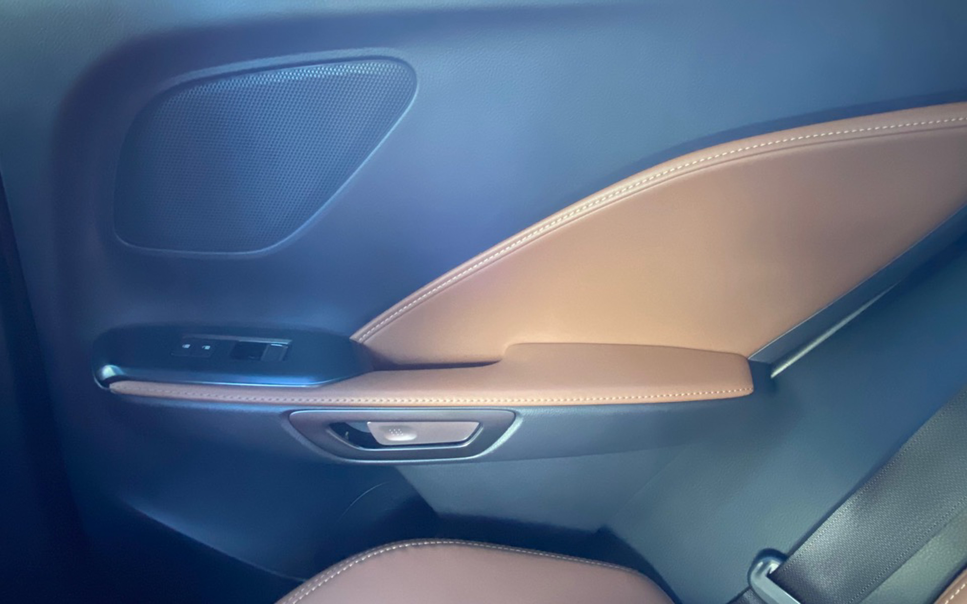 上質なレザー、丁寧なステッチ仕上げのインテリアはさすがレクサス。ドアのインナーハンドルがスイッチのように使えるなど、いつも新しい操作感で未来を感じさせてくれるところもいいですよね