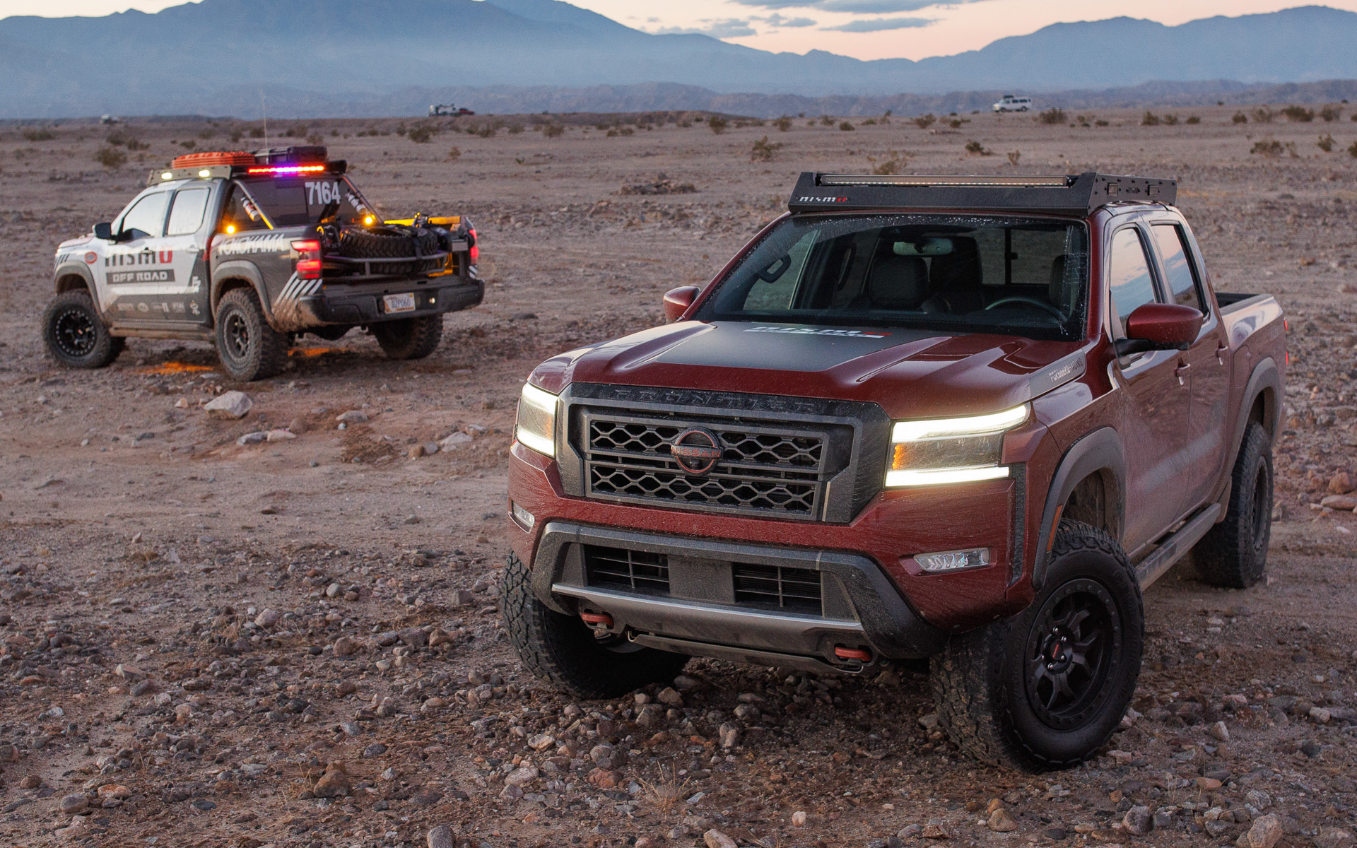 フロンティアのオフロード性能を高めたフォシュベリ・エディション・パッケージ（手前）とオフロードレース「NORRA500」で優勝したフロンティア（奥）