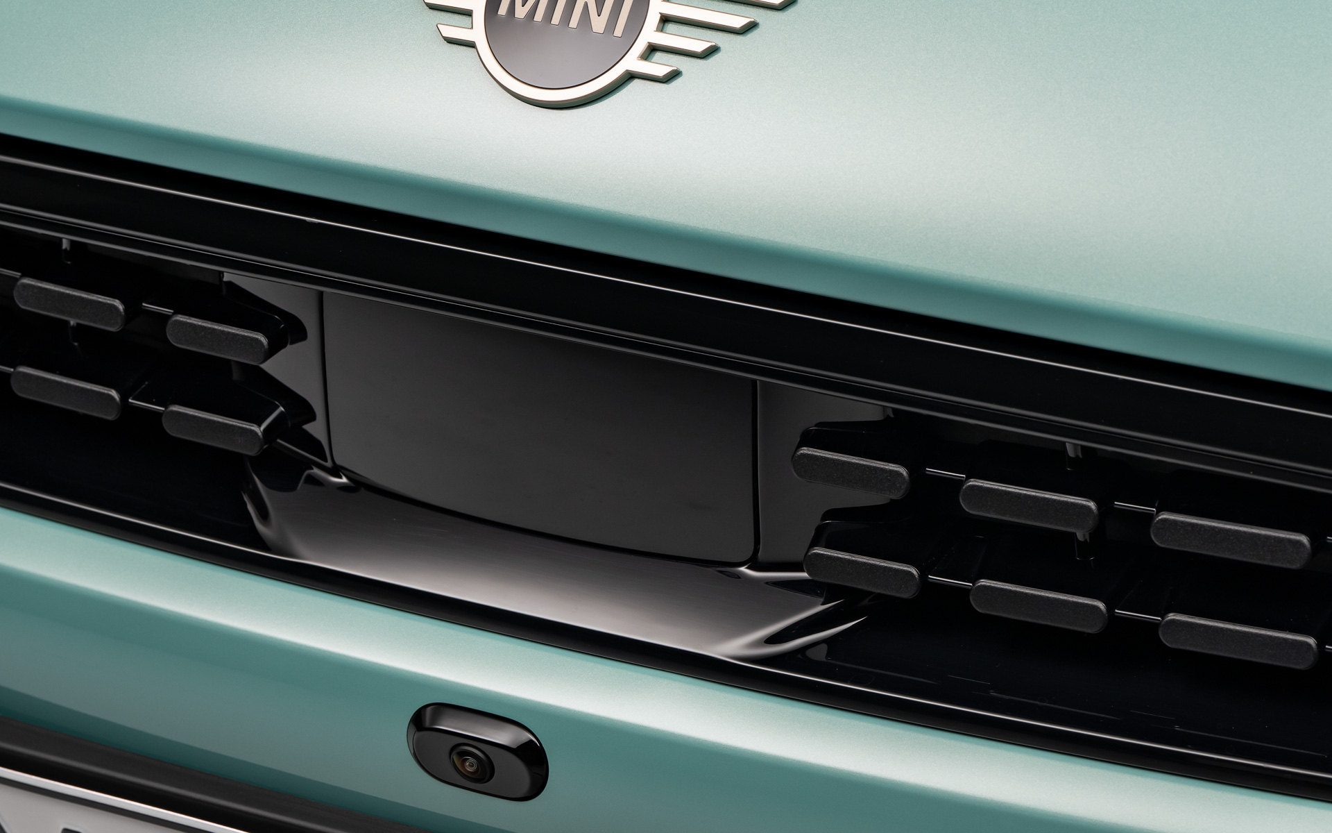 フロントグリル中央のレーダーセンサー