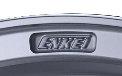 当時のモデルを忠実に再現するべく、フランジ部分に「オールドロゴマーク」を配置するとともに、センターキャップに地球を模したデザインが与えられた