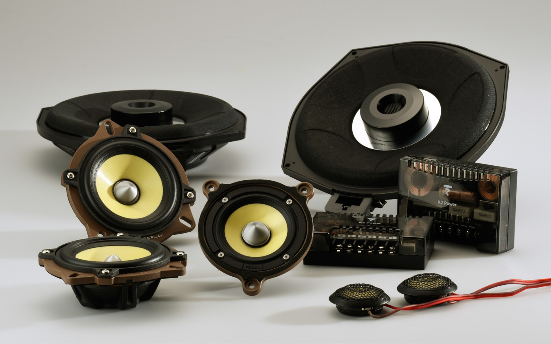 写真はBMW専用モデル「BMF30KV3」と、既発売のFOCAL製BMW専用200mmフラットサブウーファー「ISUBBMW4」×2個による組み合わせイメージ