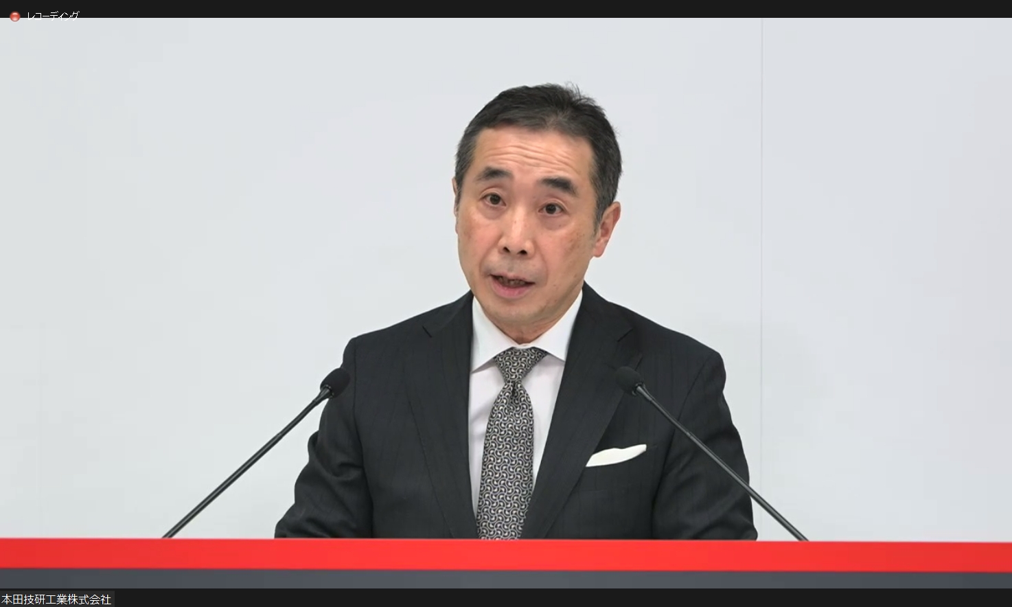 質疑応答で回答する藤村氏