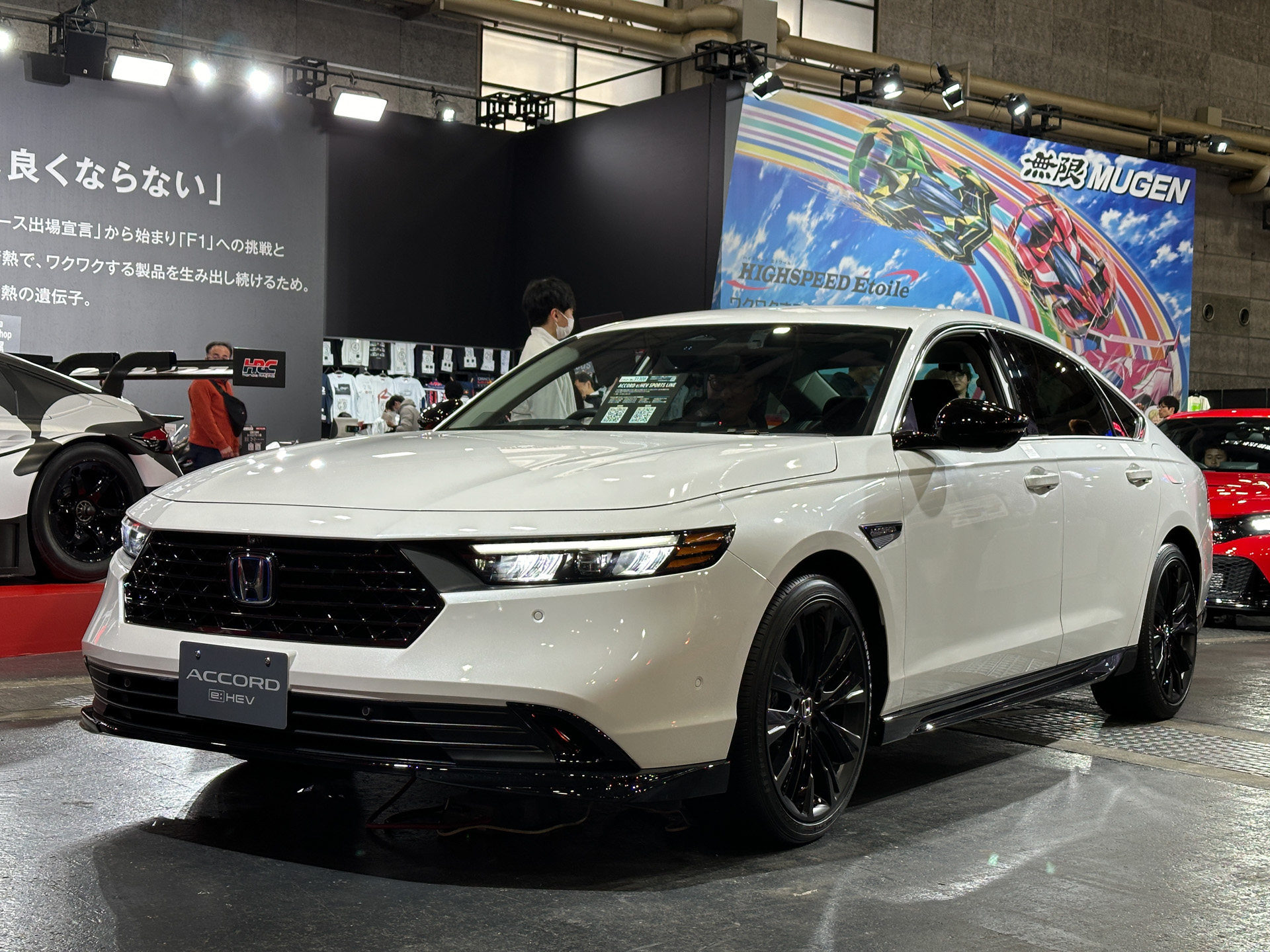 “SPORTS LINE”は新型アコード用の純正アクセサリーとして発売予定の2種類のコーディネートのうち、スポーティーなキャラクターをさらに高めるエクステリアコーディネート。躍動感ある造形に精悍な印象を与えるブラック塗装のエアロパーツの装着と19インチにインチアップしたアルミホイールを採用し、アコードの持つスポーティーな雰囲気をよりいっそう高めた