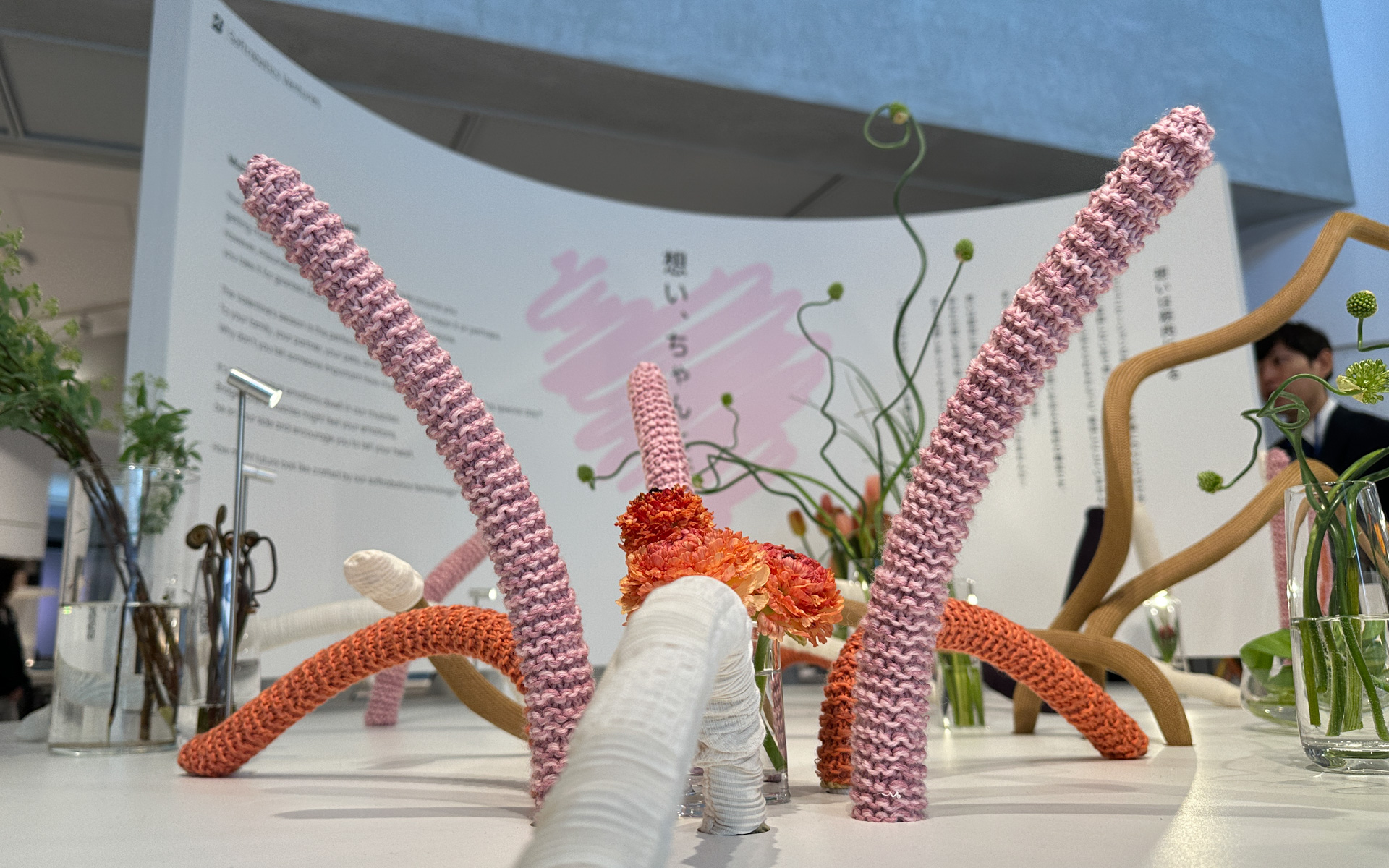 なにかの生命体のような動きを見せる人工筋肉