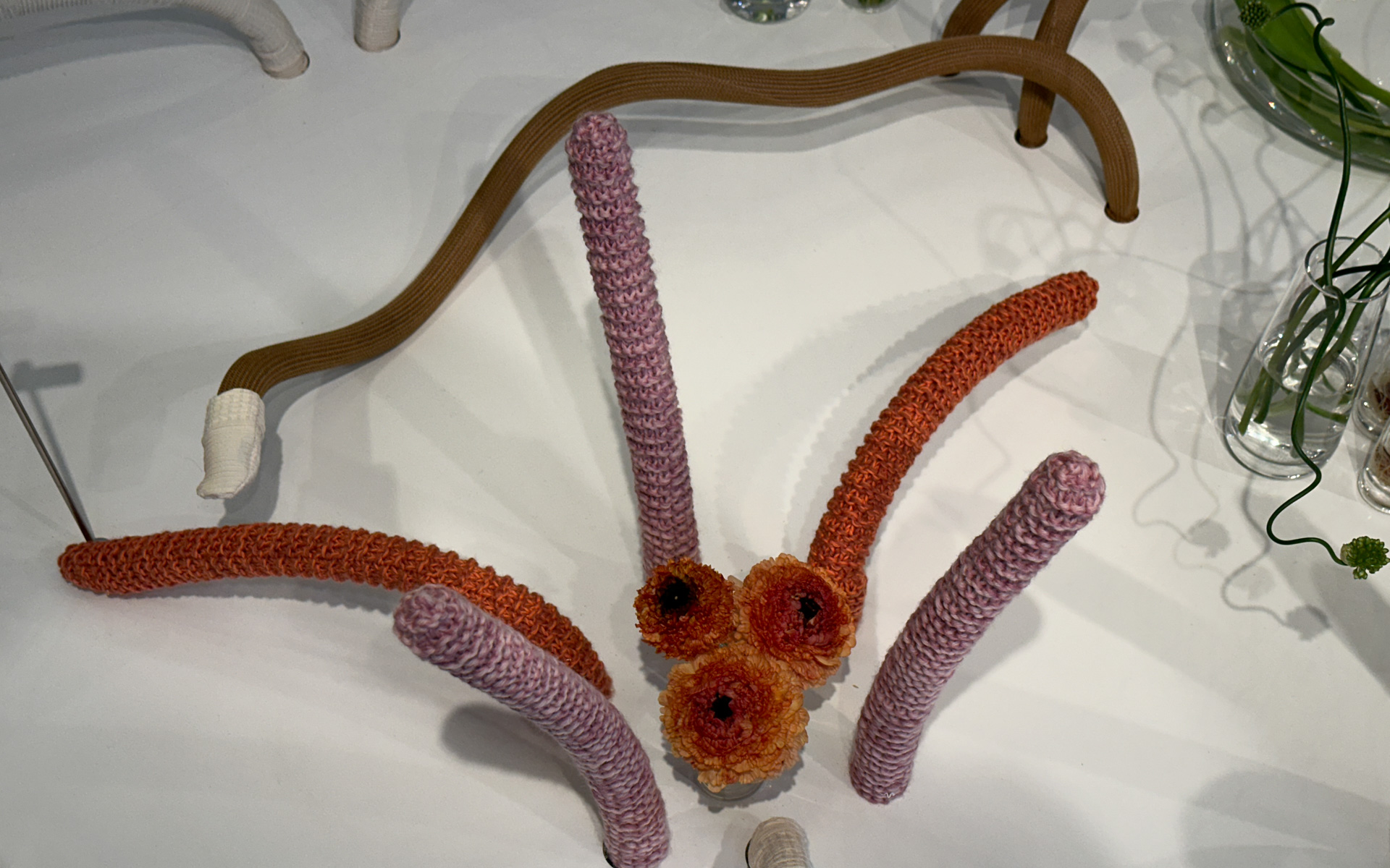 なにかの生命体のような動きを見せる人工筋肉