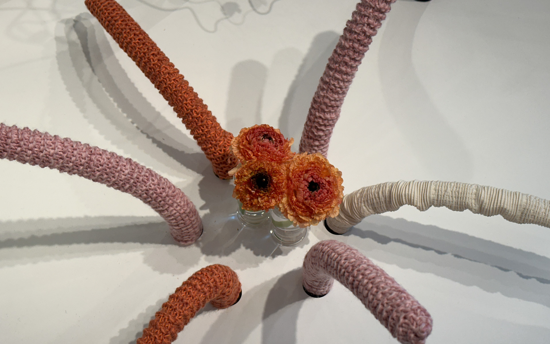 なにかの生命体のような動きを見せる人工筋肉