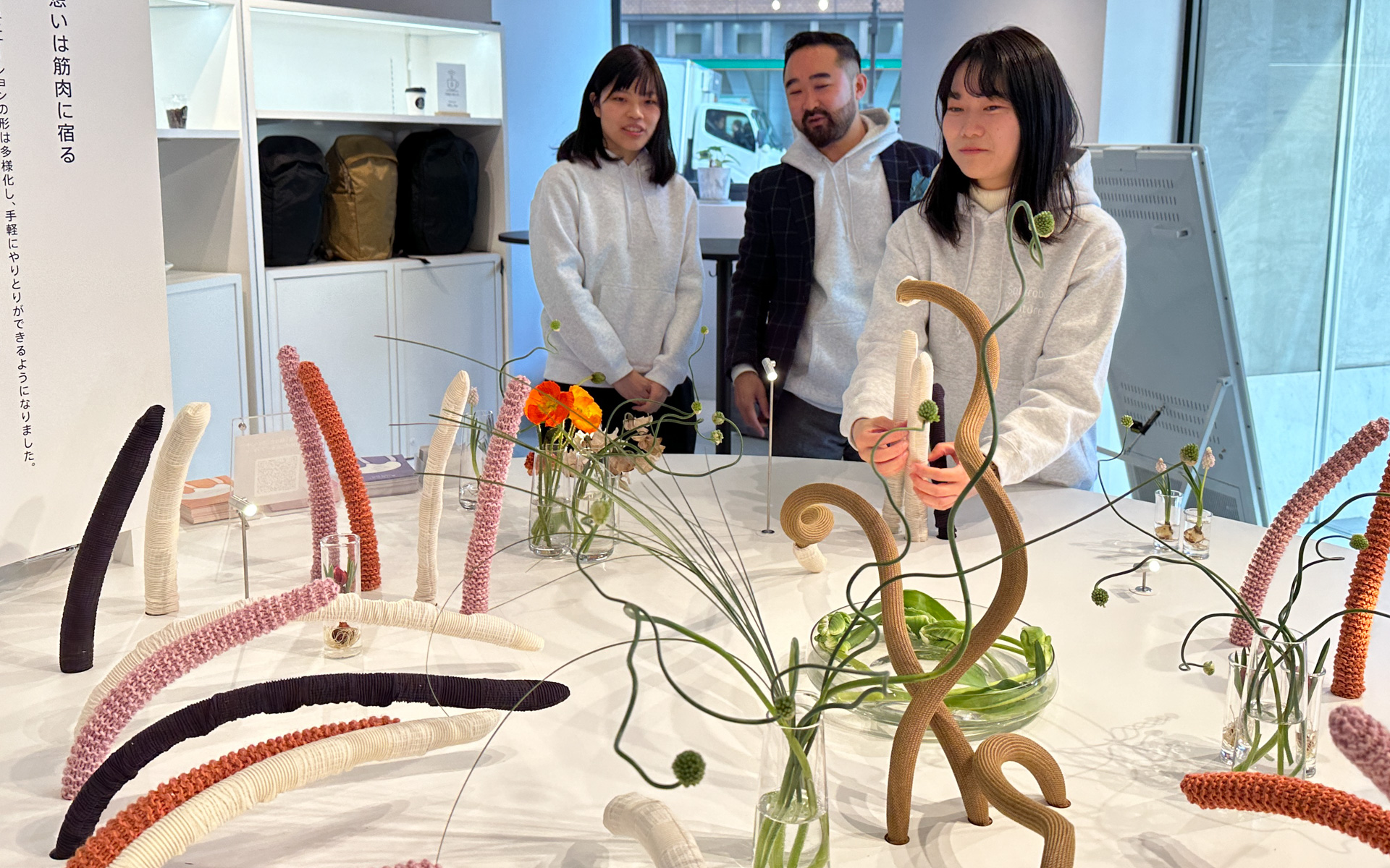 握った人の想いに応じて人工筋肉が動き出す