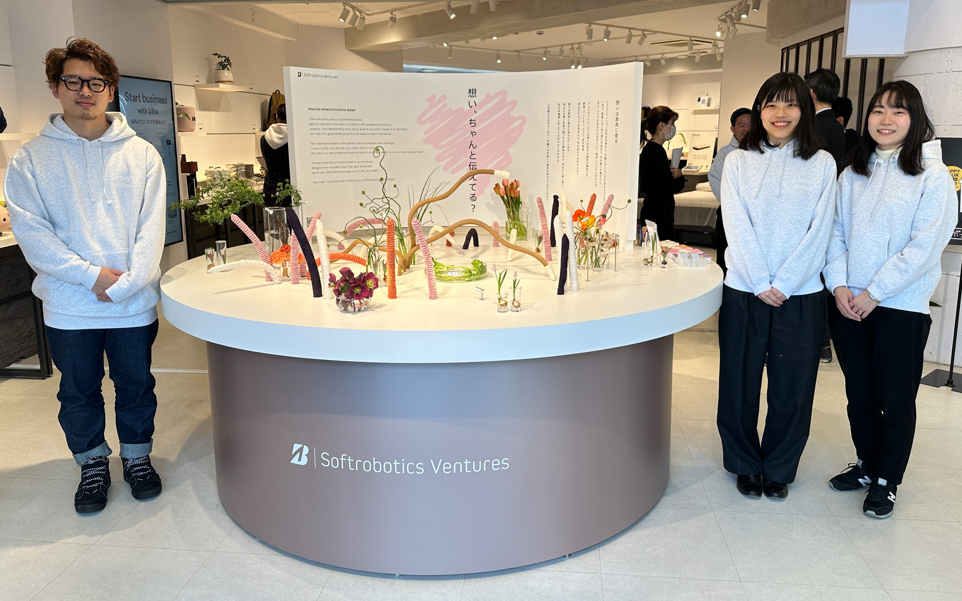 株式会社ブリヂストン ソフトロボティクス ベンチャーズの若手メンバー。写真左から、荒井航氏、手塚晶子氏、石田潤子氏