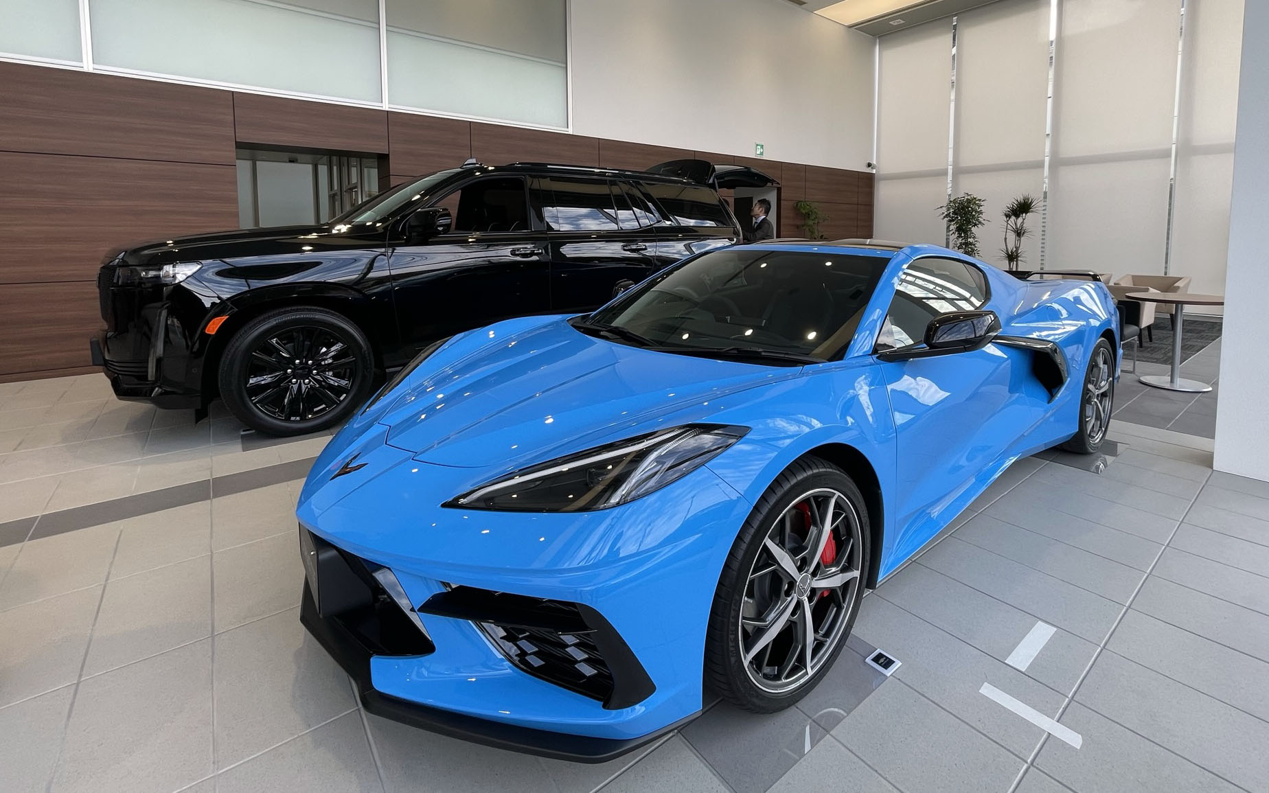 「キャデラック品川」「シボレー品川」の開所式を開催。ブランドを代表するモデルが展示される