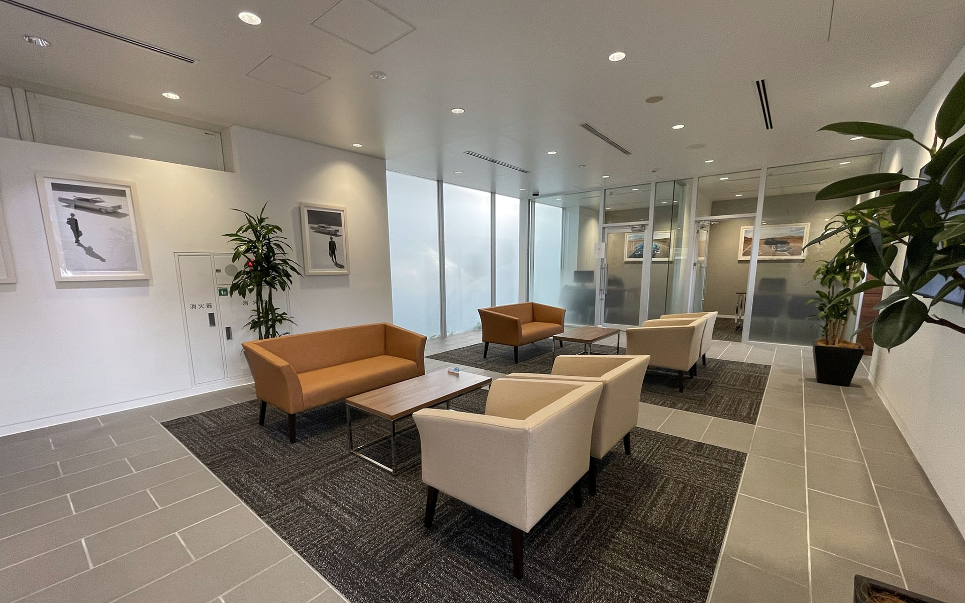 「キャデラック品川」「シボレー品川」（東京都品川区南品川3-1-4）は従来の「キャデラック東京」「シボレー東京」から敷地面積が約2.5倍、ショールームのスペースが約3倍に拡大。最大6台の車両が展示可能。併設するサービス工場では4ベイ＋検査ラインを完備し、GMジャパン公認メカニックが高品質なアフターサービスを提供する