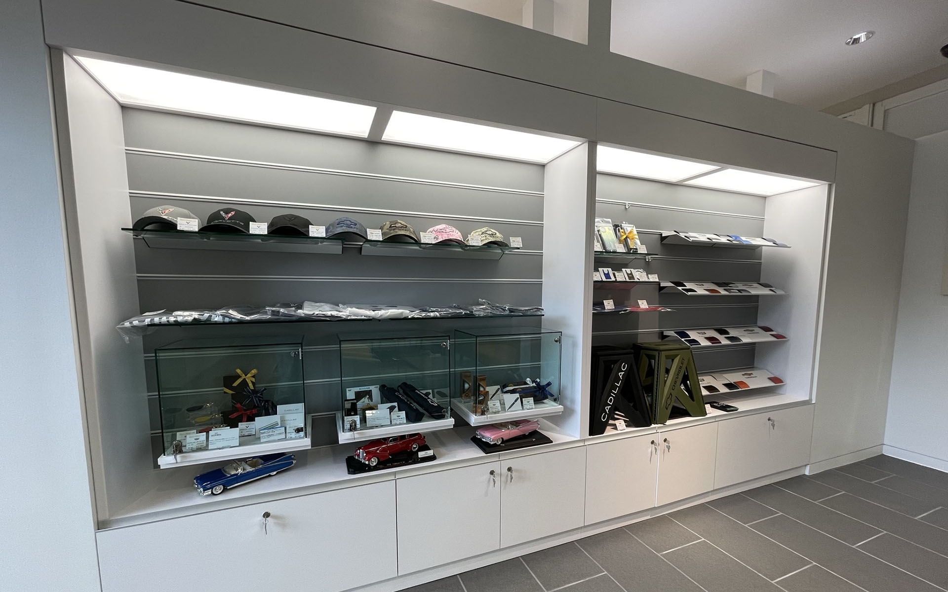 「キャデラック品川」「シボレー品川」（東京都品川区南品川3-1-4）は従来の「キャデラック東京」「シボレー東京」から敷地面積が約2.5倍、ショールームのスペースが約3倍に拡大。最大6台の車両が展示可能。併設するサービス工場では4ベイ＋検査ラインを完備し、GMジャパン公認メカニックが高品質なアフターサービスを提供する