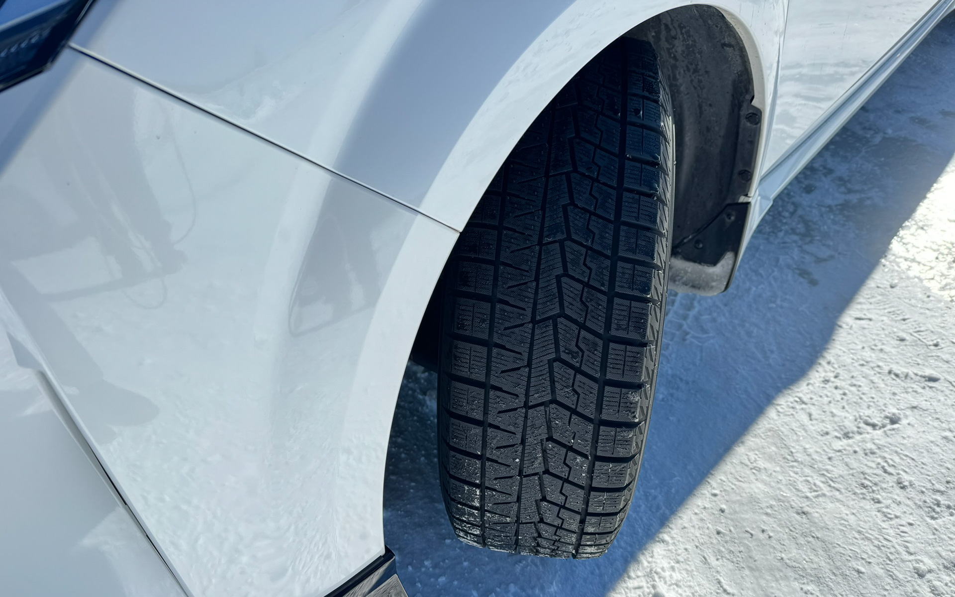 アイスガード7のタイヤパターン。タイヤプロファイルがややラウンドしており、ドライバーの意志をゆるやかに反映してくれるタイヤであることが分かる