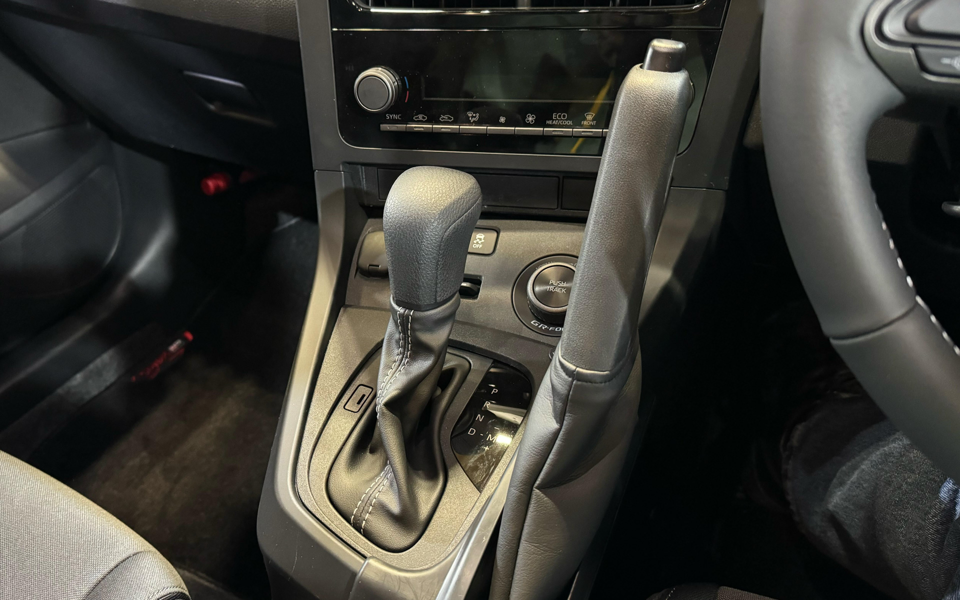 進化型「GRヤリス RC」に採用された縦引きパーキングブレーキ