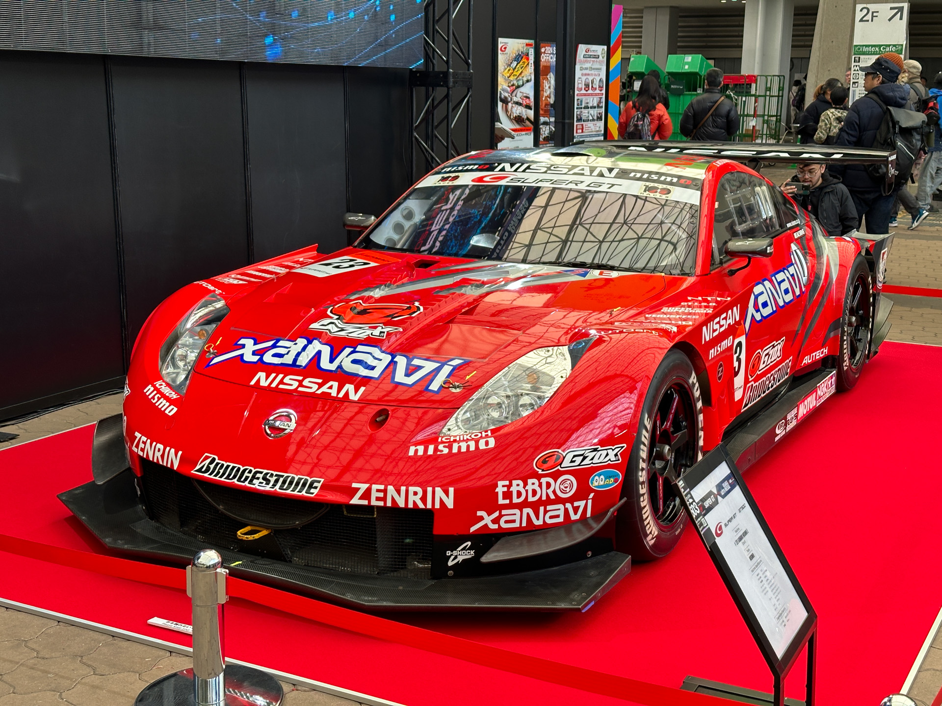 SUPER GTマシンが展示され、エンジン始動デモンストレーションスケジュールは2月11日は、10時～10時30分、13時20分～13時50分、2月12日は10時～10時30分、13時20分～13時50分に予定されている