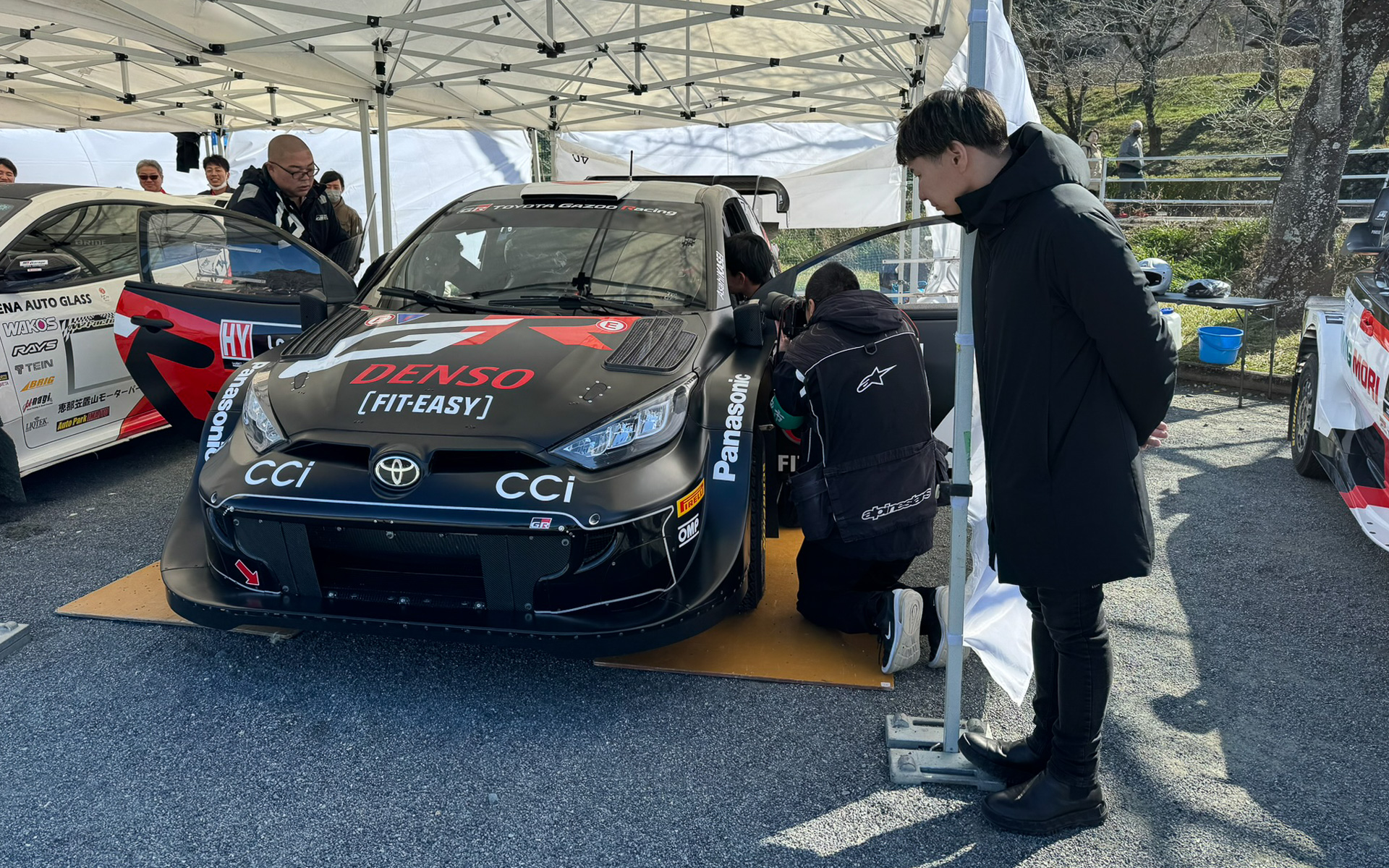 モリゾウ選手のマシンをチェック中の小林可夢偉選手