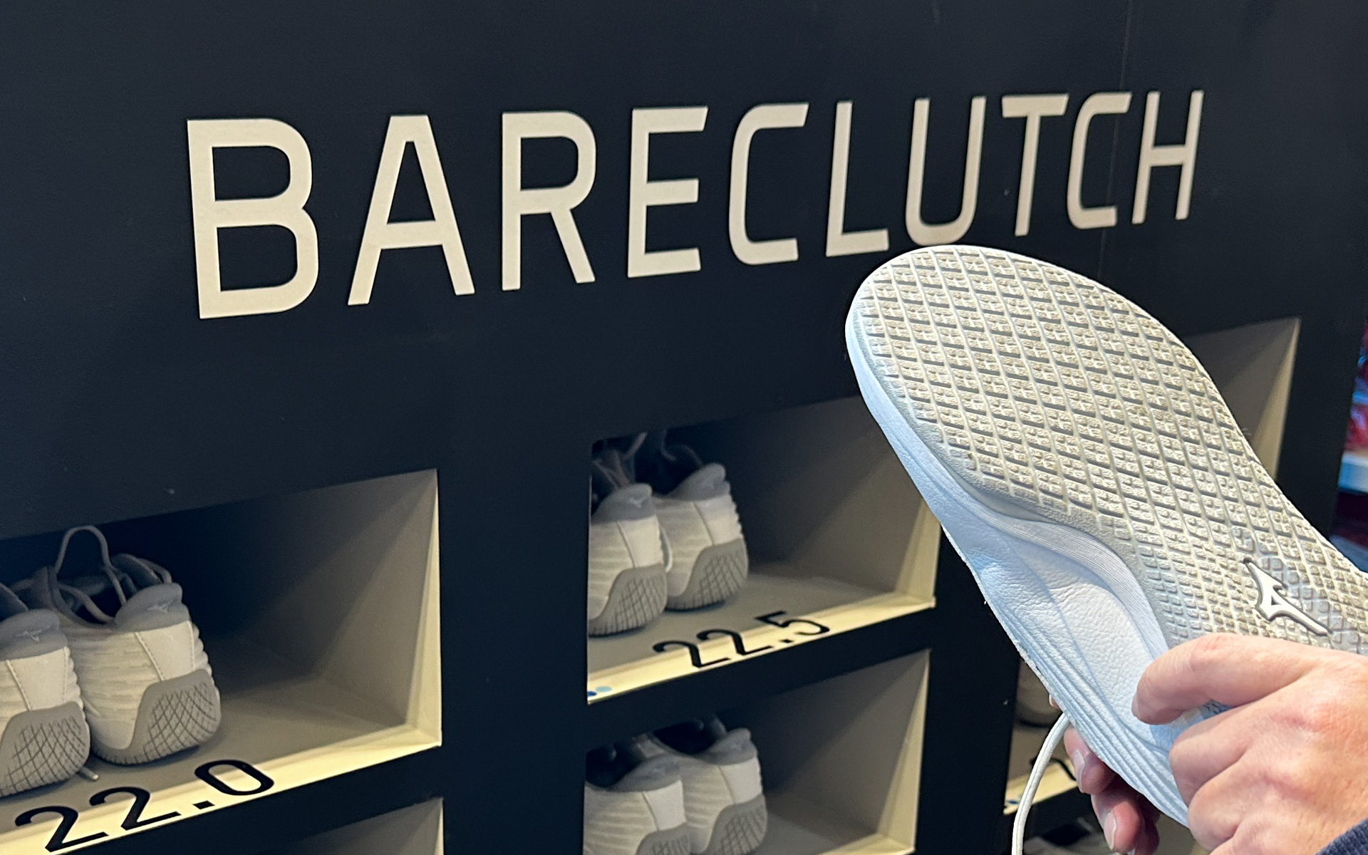 ミズノブースではドライビングシューズ「BARECLUTCH」の展示販売を行なっていた