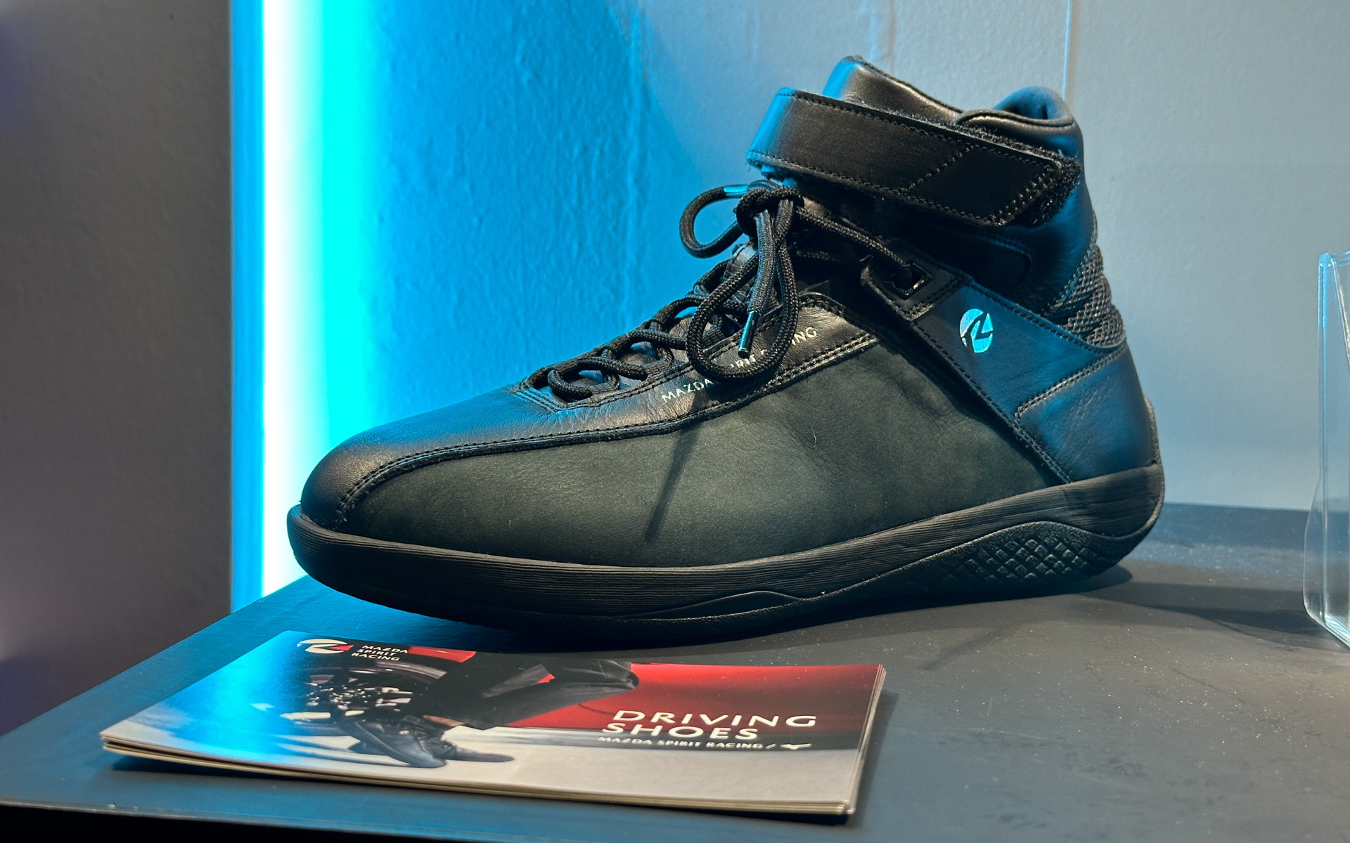 MAZDAとMIZUNOの共同開発ドライビングシューズも参考展示