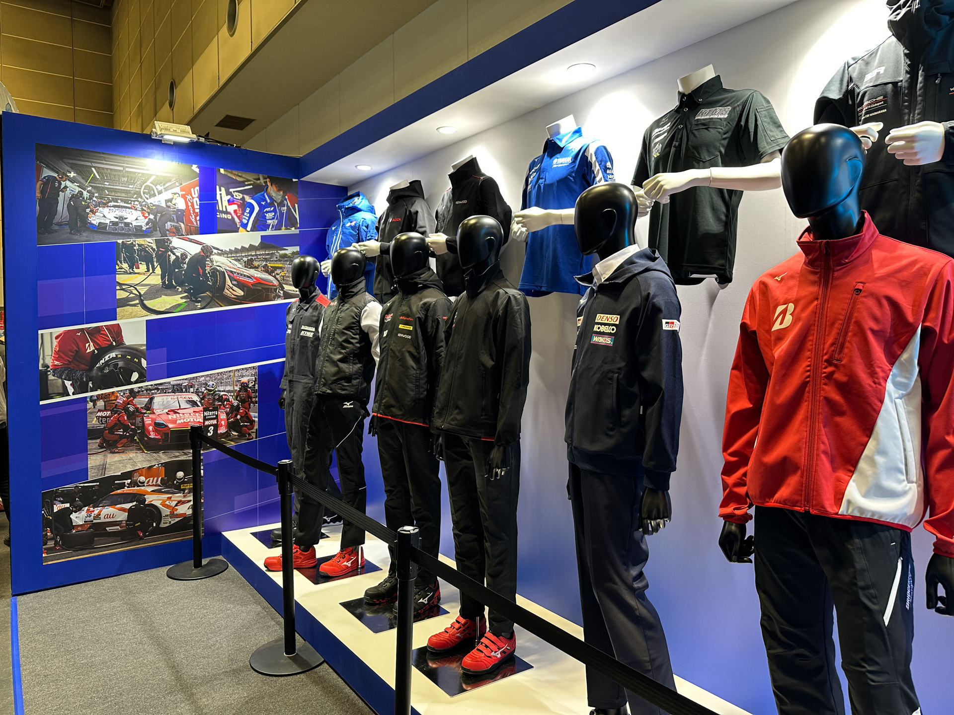 モータースポーツのチームメンバーが着用するチームウェア