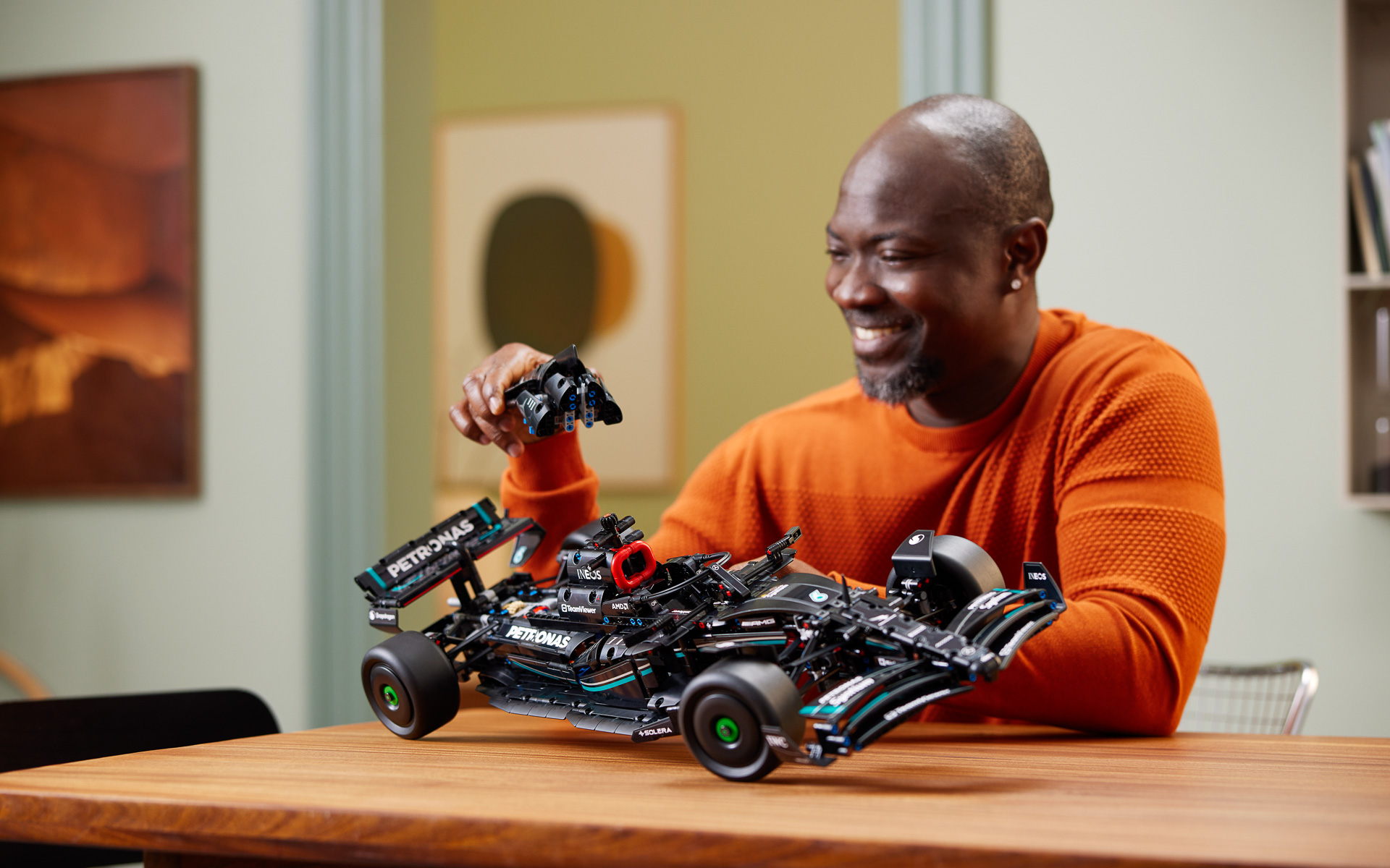 エンジンカバーを外したり、リアウイングの角度を変えたり、ステアリグも動かせる