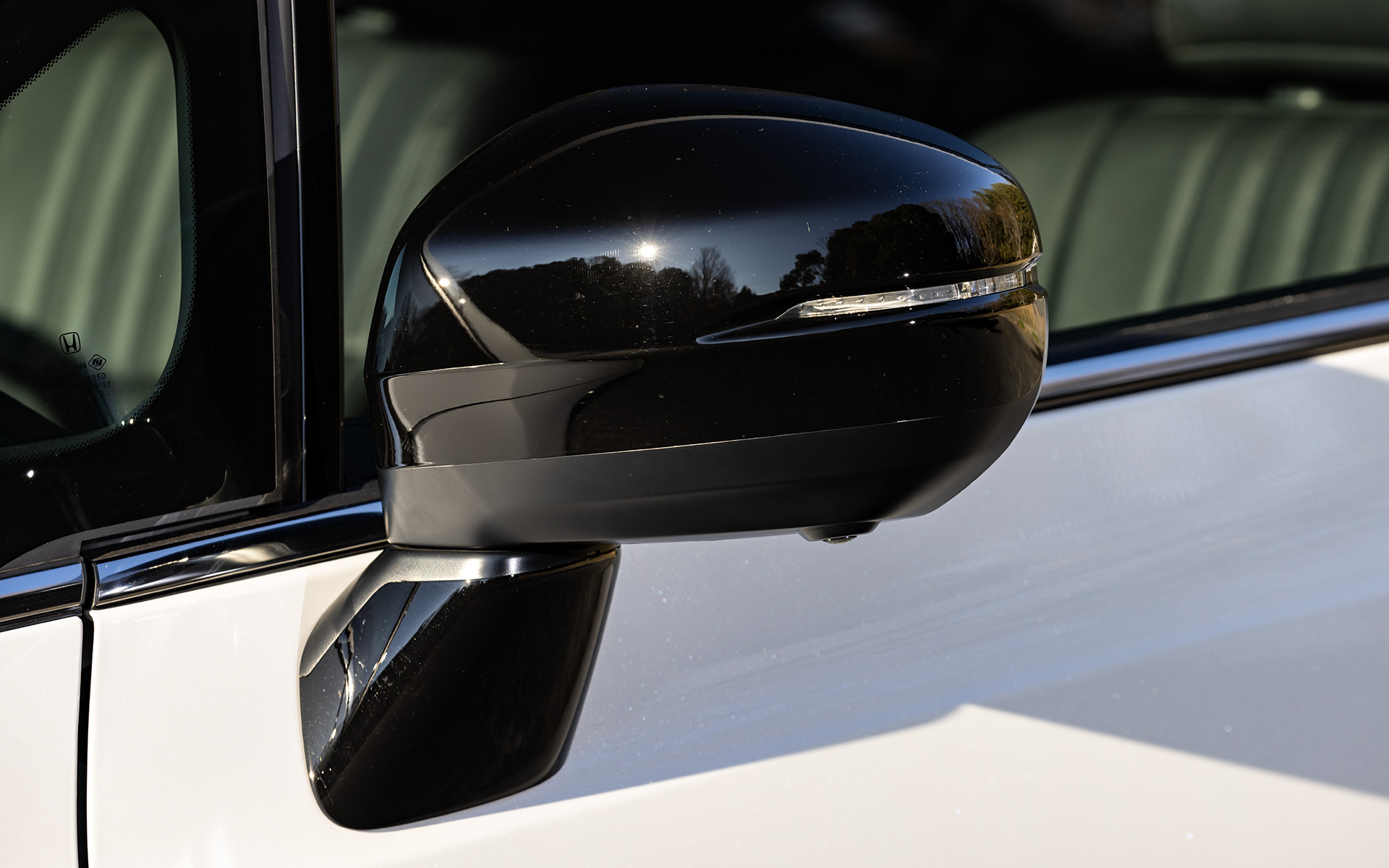 サイドミラーはベース部分からブラック仕様になる