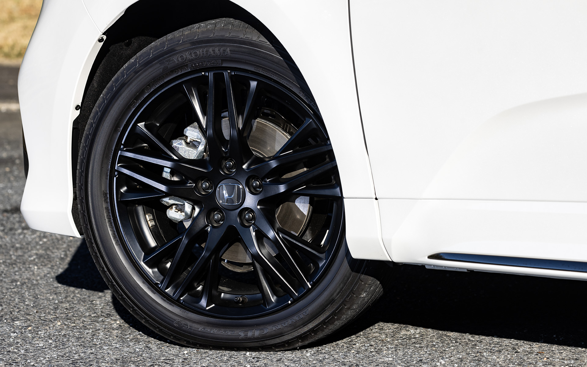 ホイールはマットベルリナブラック仕様に。タイヤは横浜ゴム「アドバン デシベル」で、サイズは225/50R18を履く