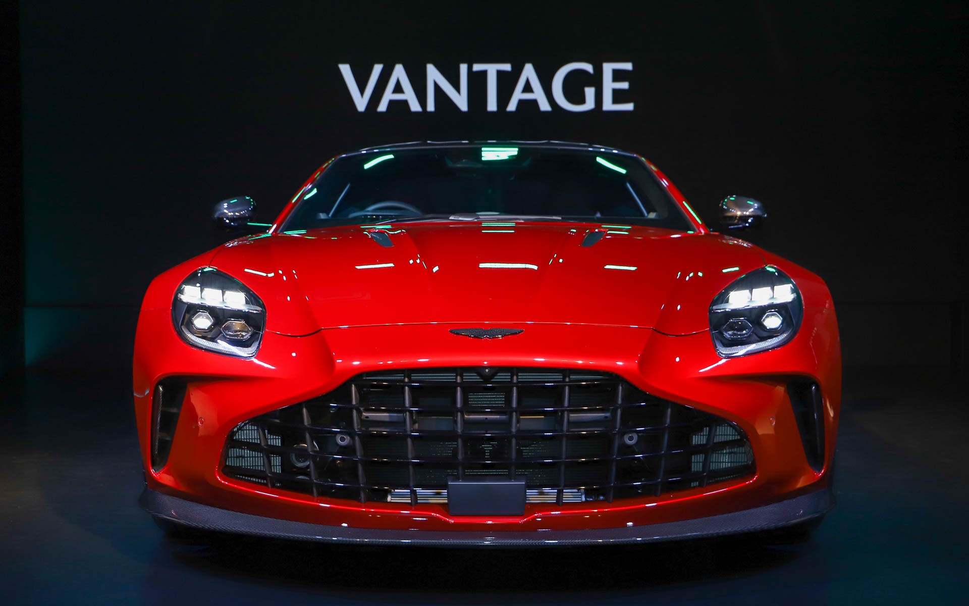 新型ヴァンテージ。ボディサイズは4495×2045×1275mm（全長×全幅×全高、全幅はミラー折りたたみ時）で、ホイールベースは2705mm、車両乾燥重量は1605kg。50：50の理想的な前後重量配分となっている