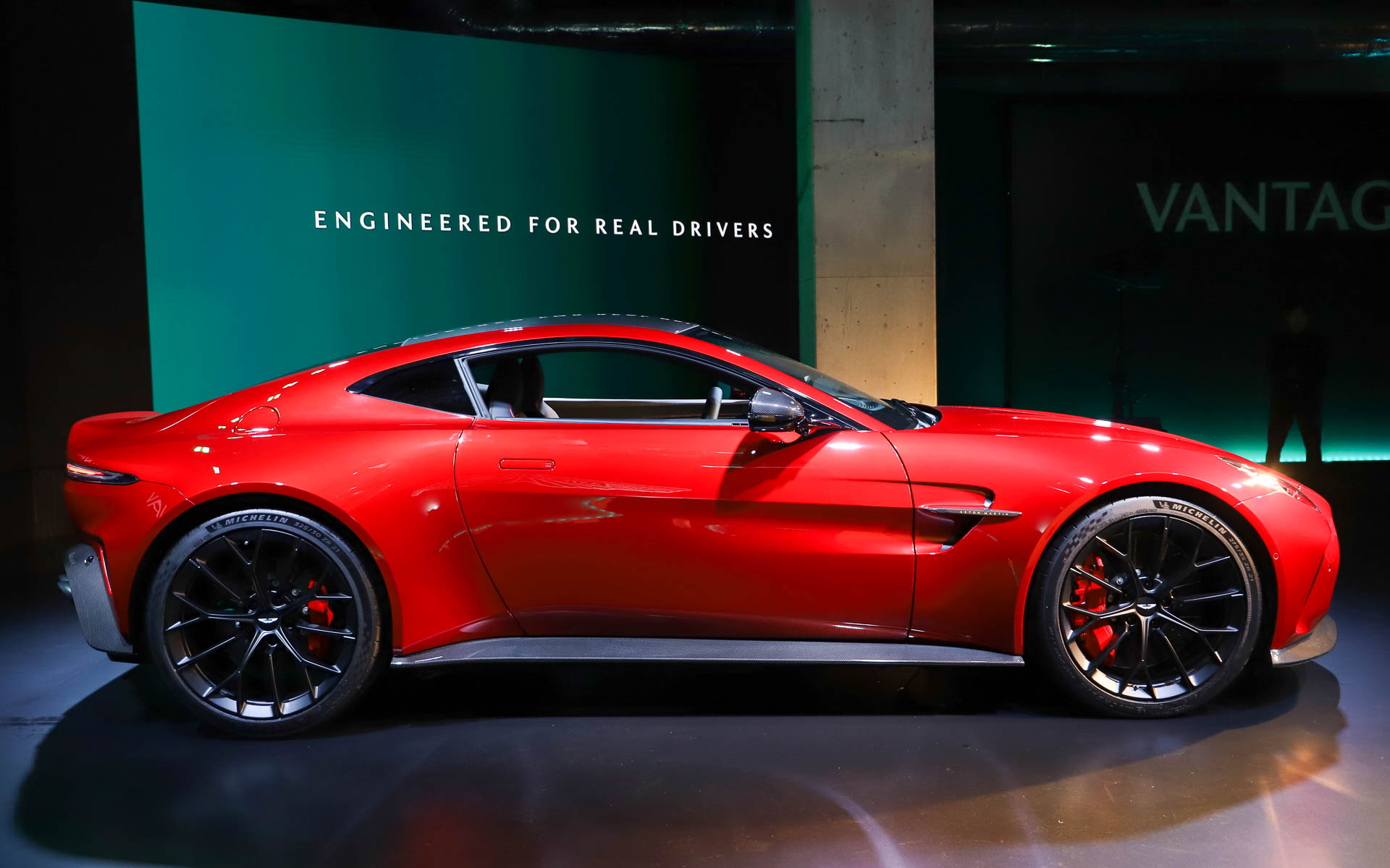 新型ヴァンテージ。ボディサイズは4495×2045×1275mm（全長×全幅×全高、全幅はミラー折りたたみ時）で、ホイールベースは2705mm、車両乾燥重量は1605kg。50：50の理想的な前後重量配分となっている