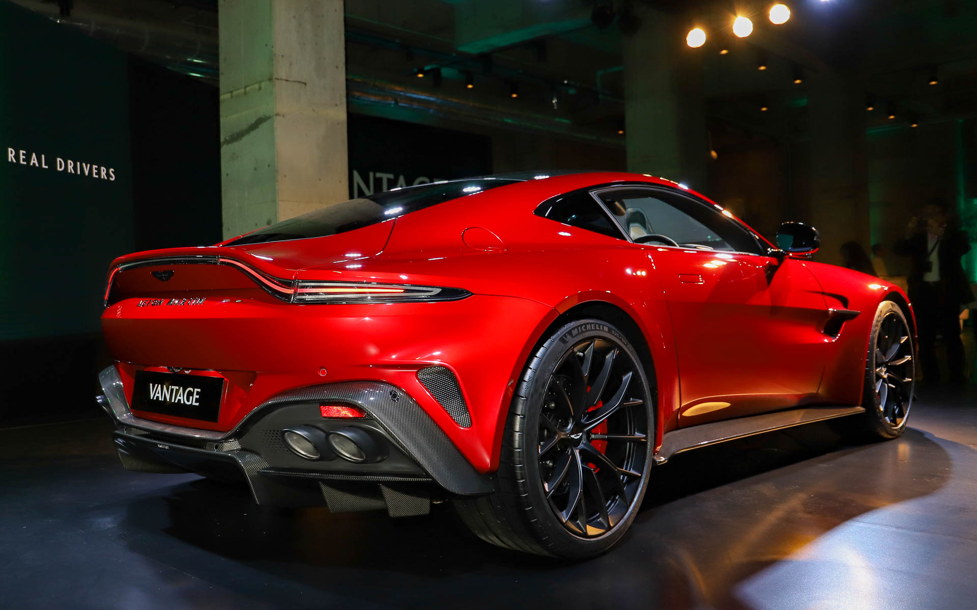 新型ヴァンテージ。ボディサイズは4495×2045×1275mm（全長×全幅×全高、全幅はミラー折りたたみ時）で、ホイールベースは2705mm、車両乾燥重量は1605kg。50：50の理想的な前後重量配分となっている