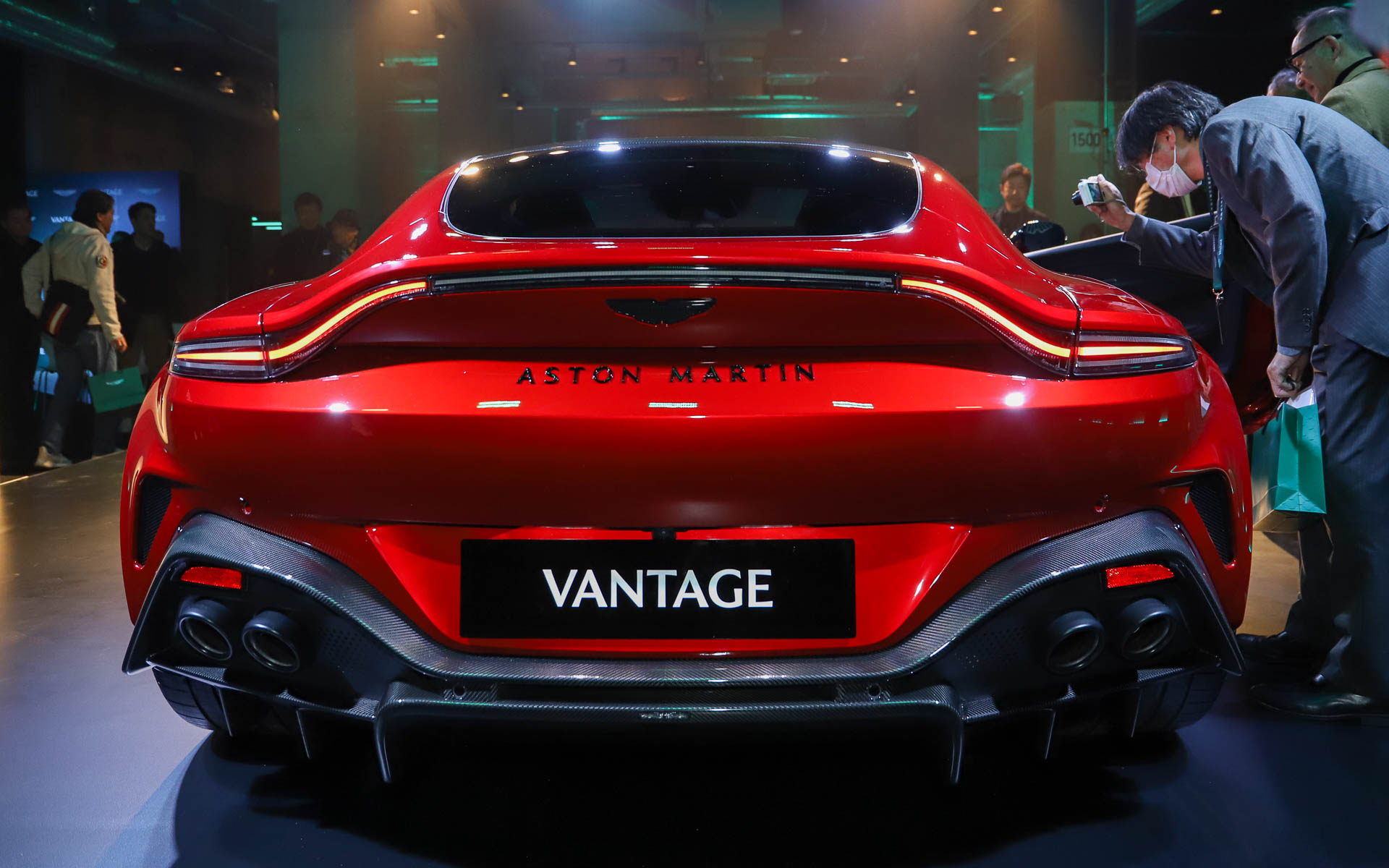 新型ヴァンテージ。ボディサイズは4495×2045×1275mm（全長×全幅×全高、全幅はミラー折りたたみ時）で、ホイールベースは2705mm、車両乾燥重量は1605kg。50：50の理想的な前後重量配分となっている