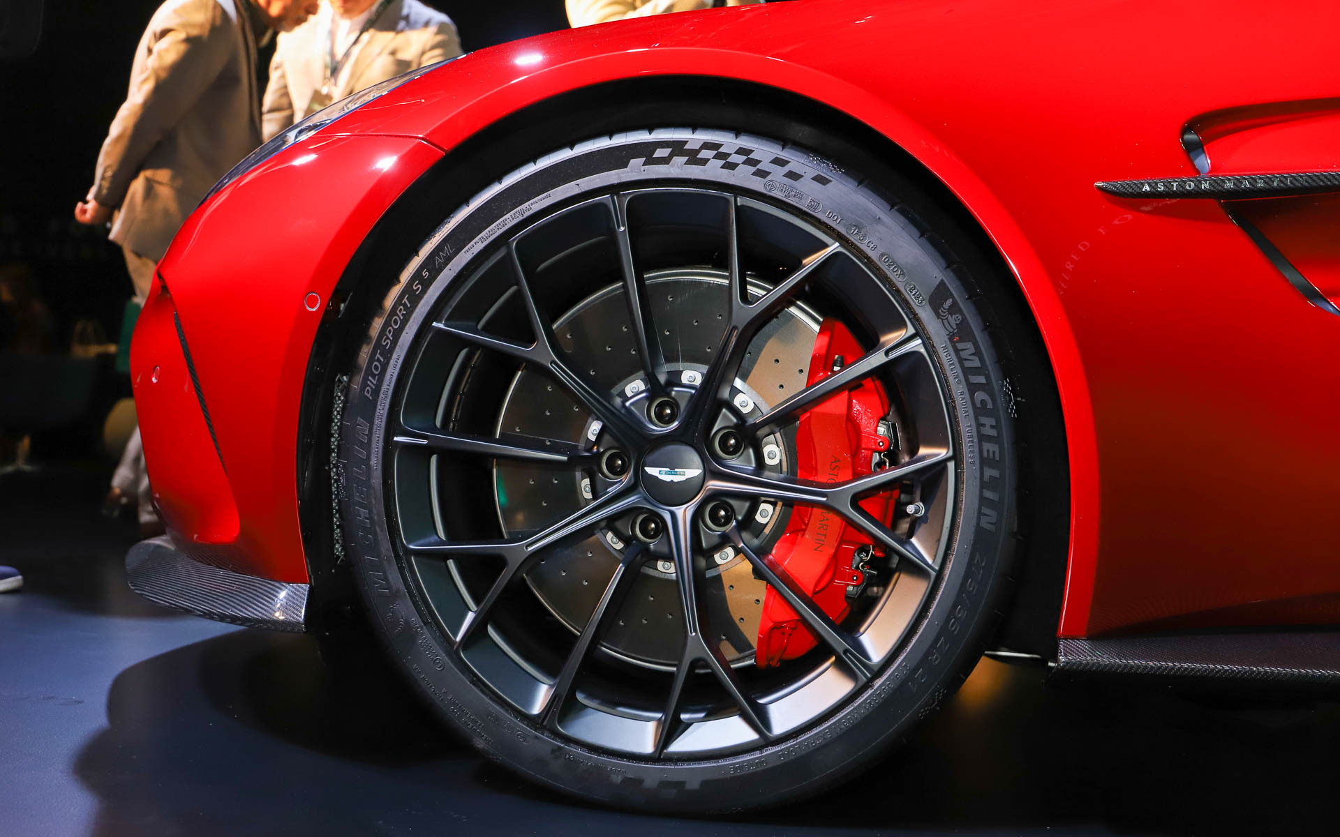 軽量化されたフロント9.5J、リア11.5Jの21インチ鍛造アロイホイールを標準装備。デザインは標準の5スポーク、オプションのマルチスポークとYスポークの計3種類から選択可能