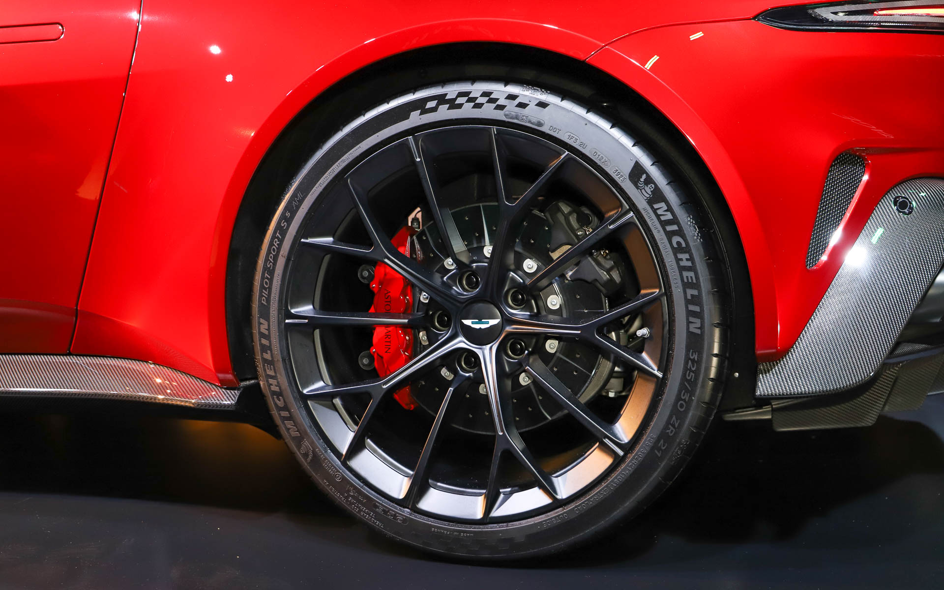 軽量化されたフロント9.5J、リア11.5Jの21インチ鍛造アロイホイールを標準装備。デザインは標準の5スポーク、オプションのマルチスポークとYスポークの計3種類から選択可能