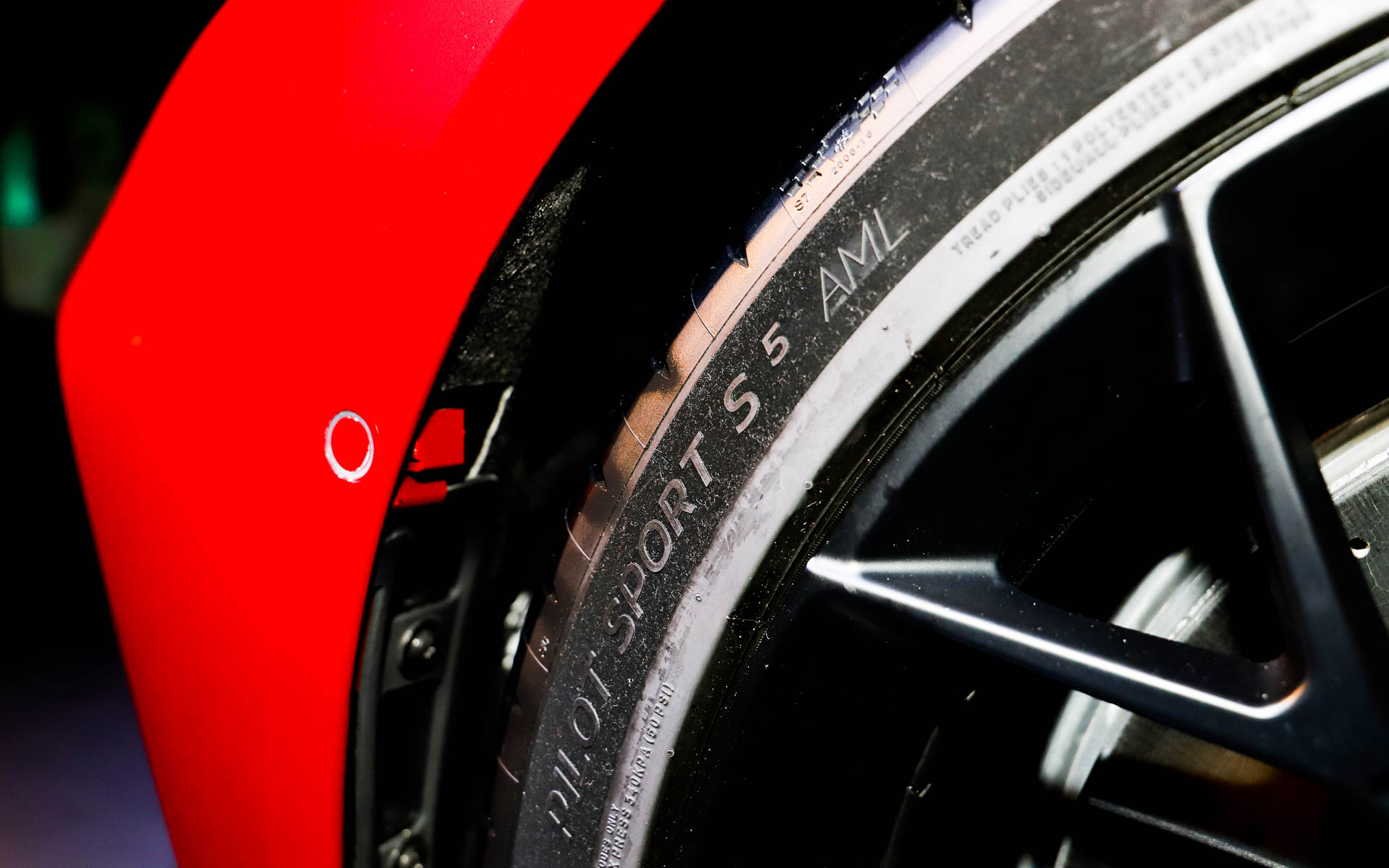 タイヤはヴァンテージ専用開発の「AML」コードが記されたミシュラン「パイロット・スポーツ S5」を装着。サイズはフロント275/35R21（103Y）、リア325/30R21（108Y）