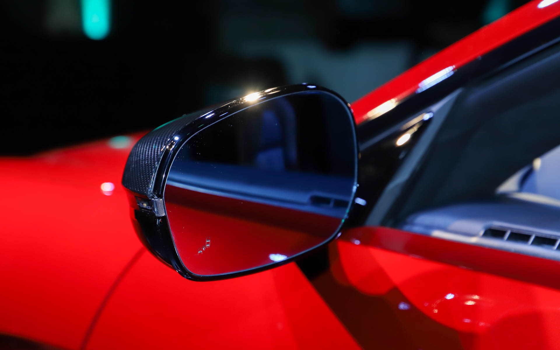 サイドミラーはDB12でも採用されている小型で軽量、フレームレスでエアロダイナミクスを向上させる小型の新型ウイングミラーを採用