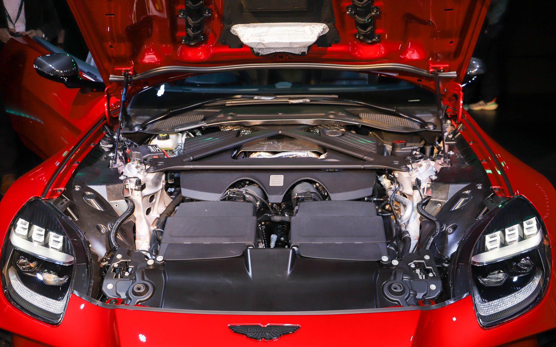 搭載されるV型8気筒 4.0リッターツインターボエンジンは、最高出力489kW（665PS）/6000rpm、最大トルク800Nm/2750-6000rpmを発生。トランスミッションにはZF製の8速ATを組み合わせ、最高速は325km/h、0-100km/h加速は3.5秒のパフォーマンスを発揮する