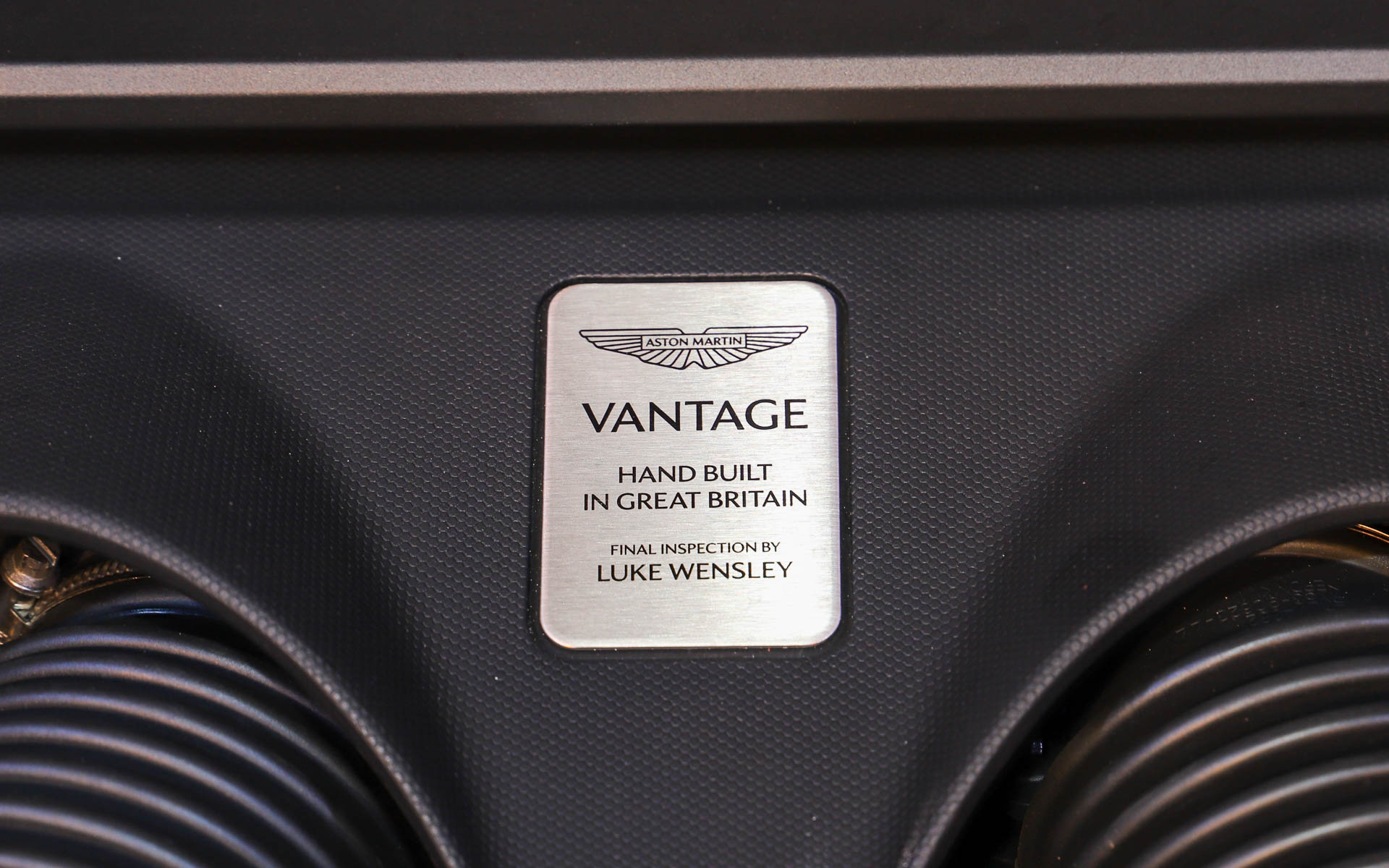 搭載されるV型8気筒 4.0リッターツインターボエンジンは、最高出力489kW（665PS）/6000rpm、最大トルク800Nm/2750-6000rpmを発生。トランスミッションにはZF製の8速ATを組み合わせ、最高速は325km/h、0-100km/h加速は3.5秒のパフォーマンスを発揮する