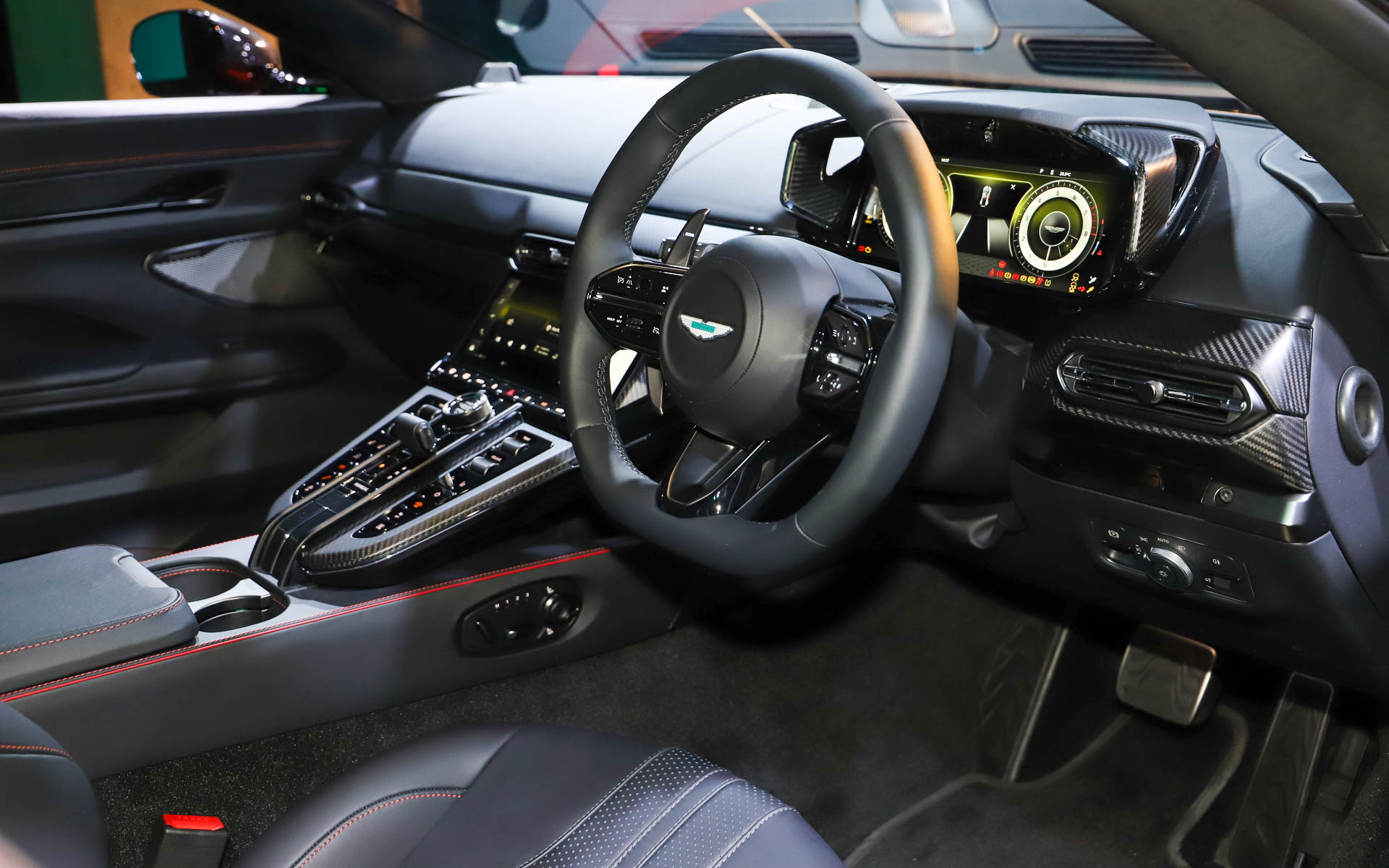 新型ヴァンテージのインテリア。トランク容量は235L～436Lを確保している