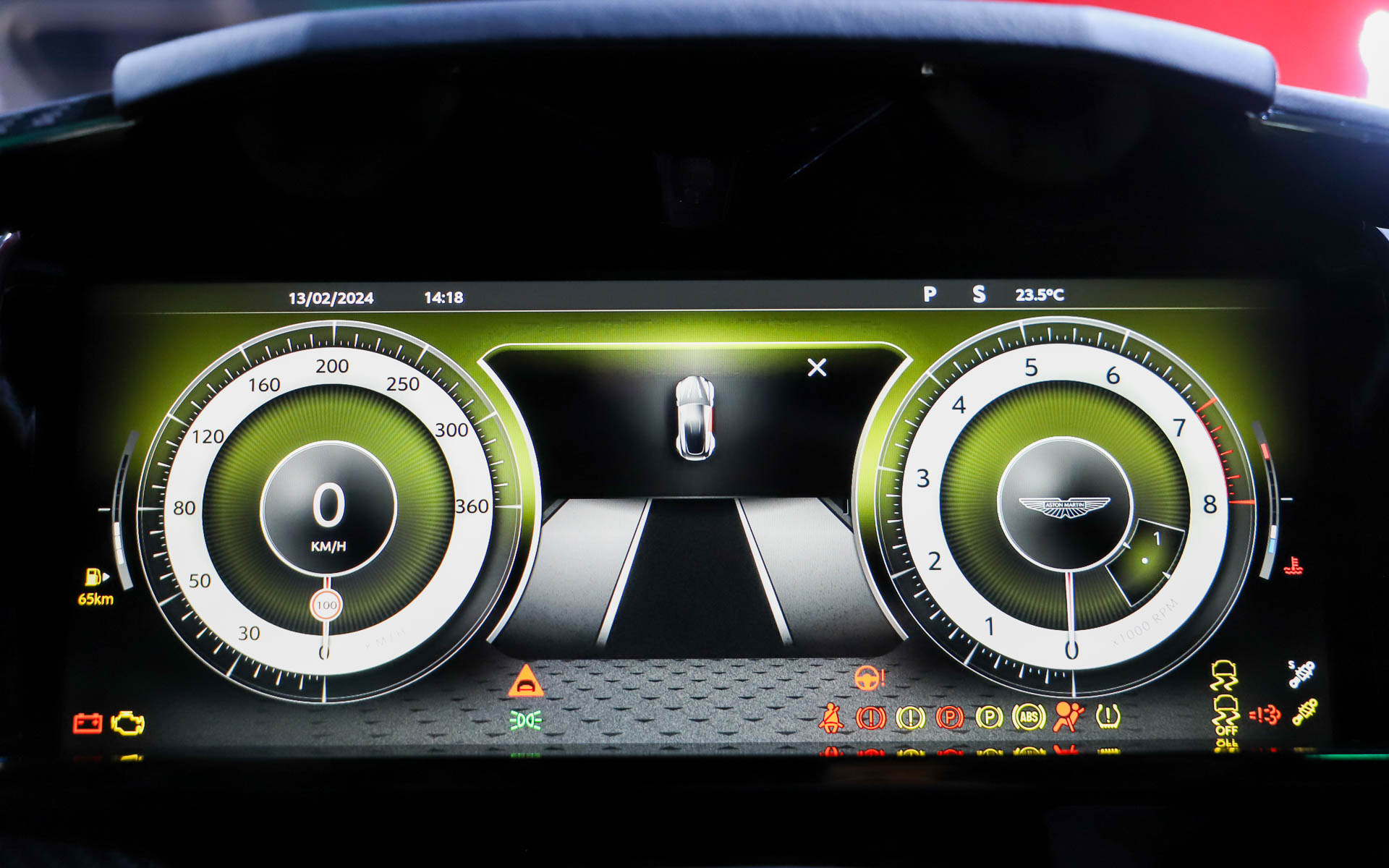 新型ヴァンテージのインテリア。トランク容量は235L～436Lを確保している