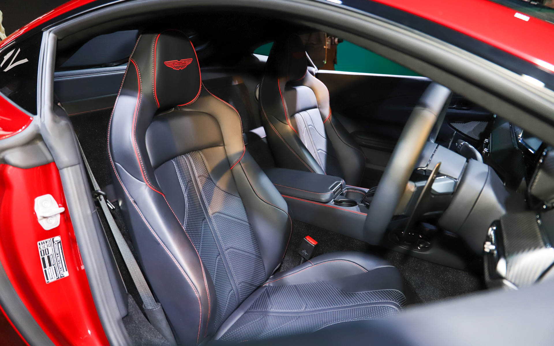 新型ヴァンテージのインテリア。トランク容量は235L～436Lを確保している