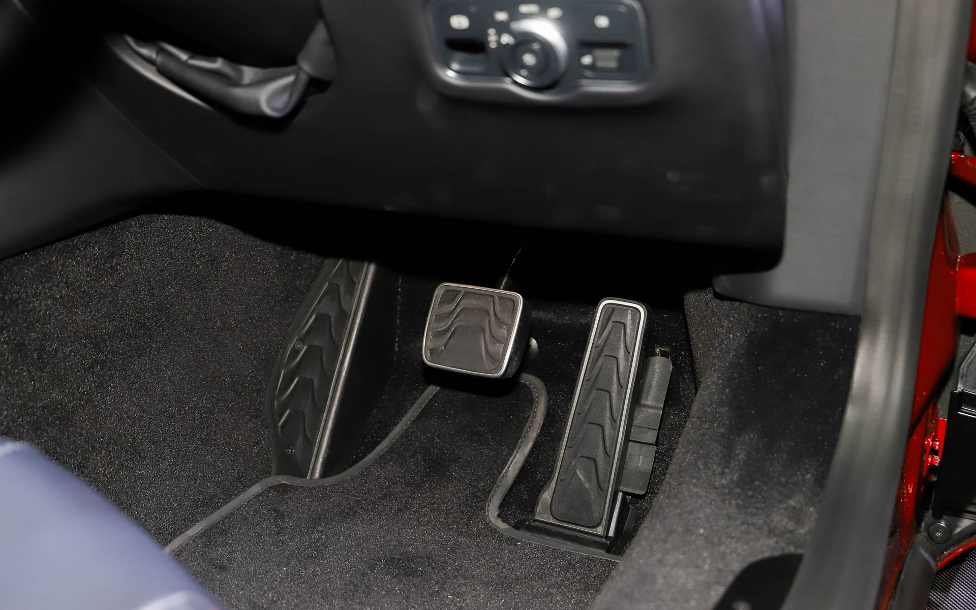 新型ヴァンテージのインテリア。トランク容量は235L～436Lを確保している